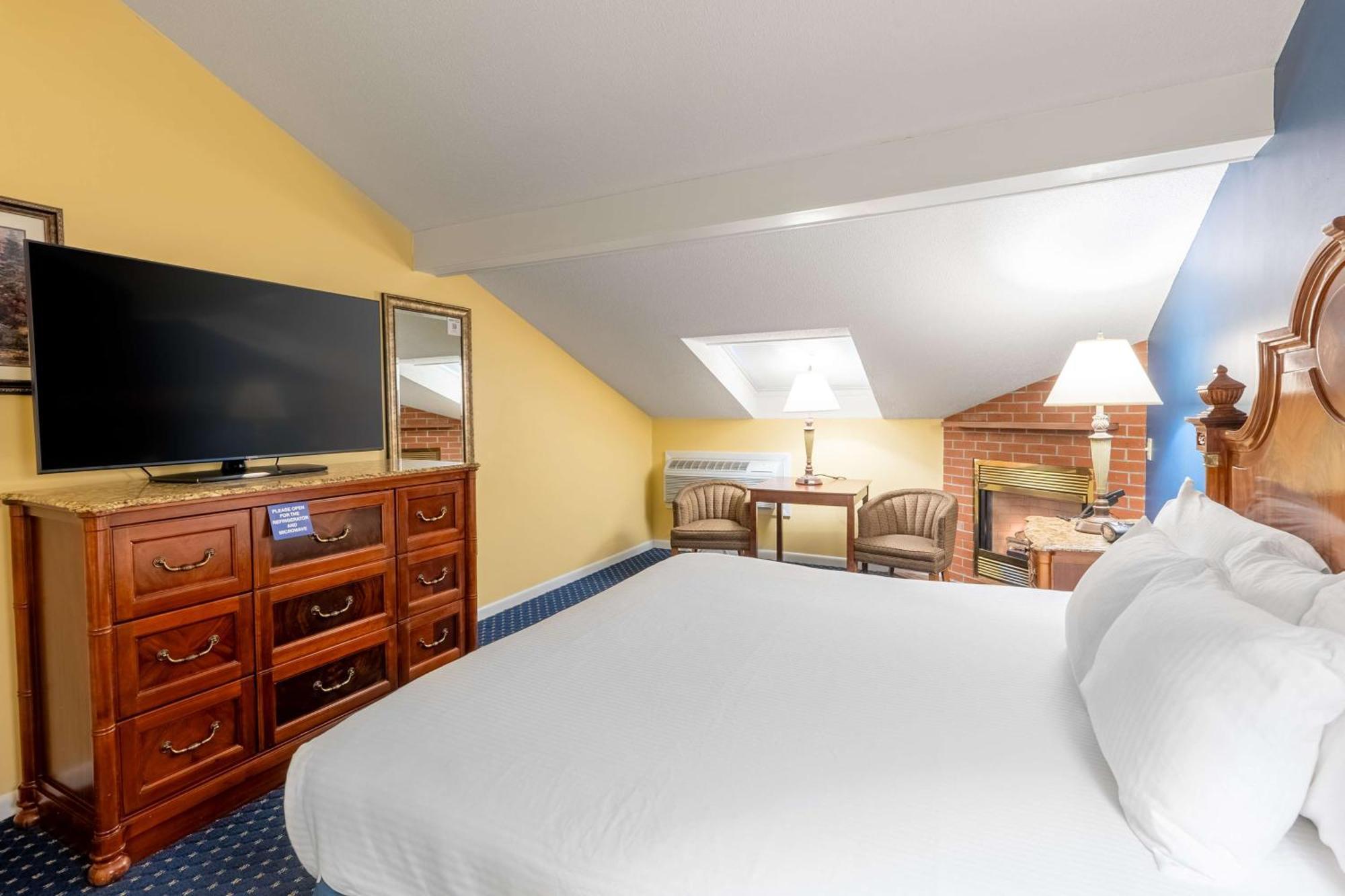 King Room Fireplace Pet Friendly or Third Floor or Non-Smoking