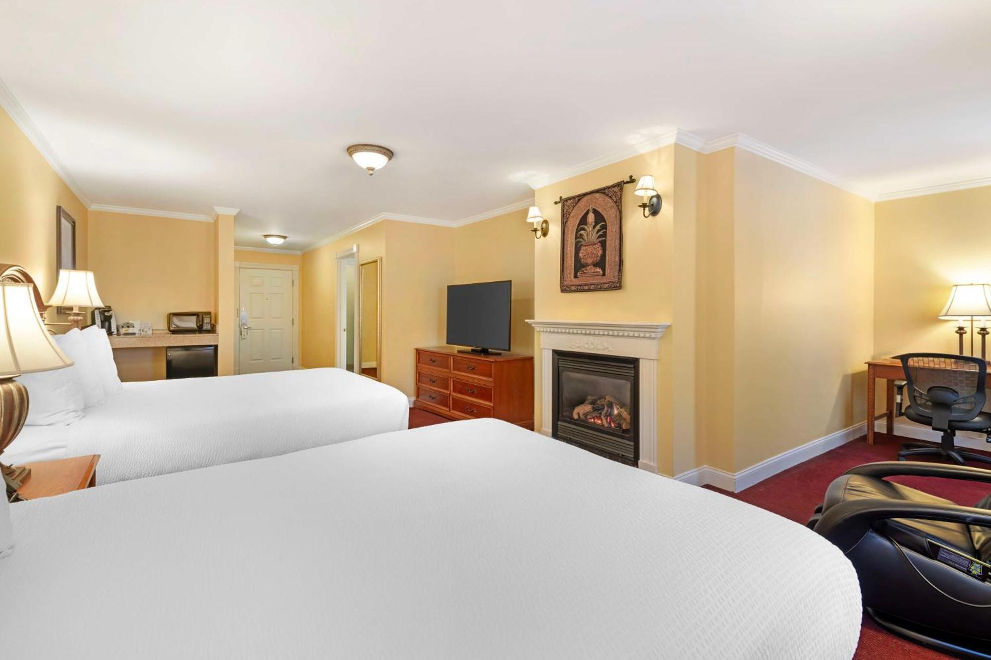 Queen Suite Two Queen Beds Bath Tub Fireplace Disability or Non-Smoking