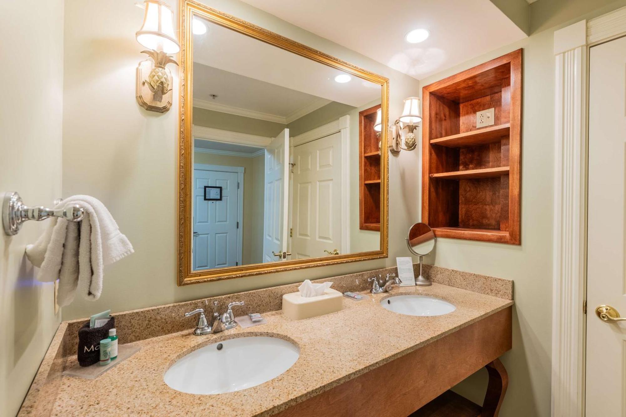 Queen Suite Two Queen Beds Bath Tub Fireplace Disability or Non-Smoking