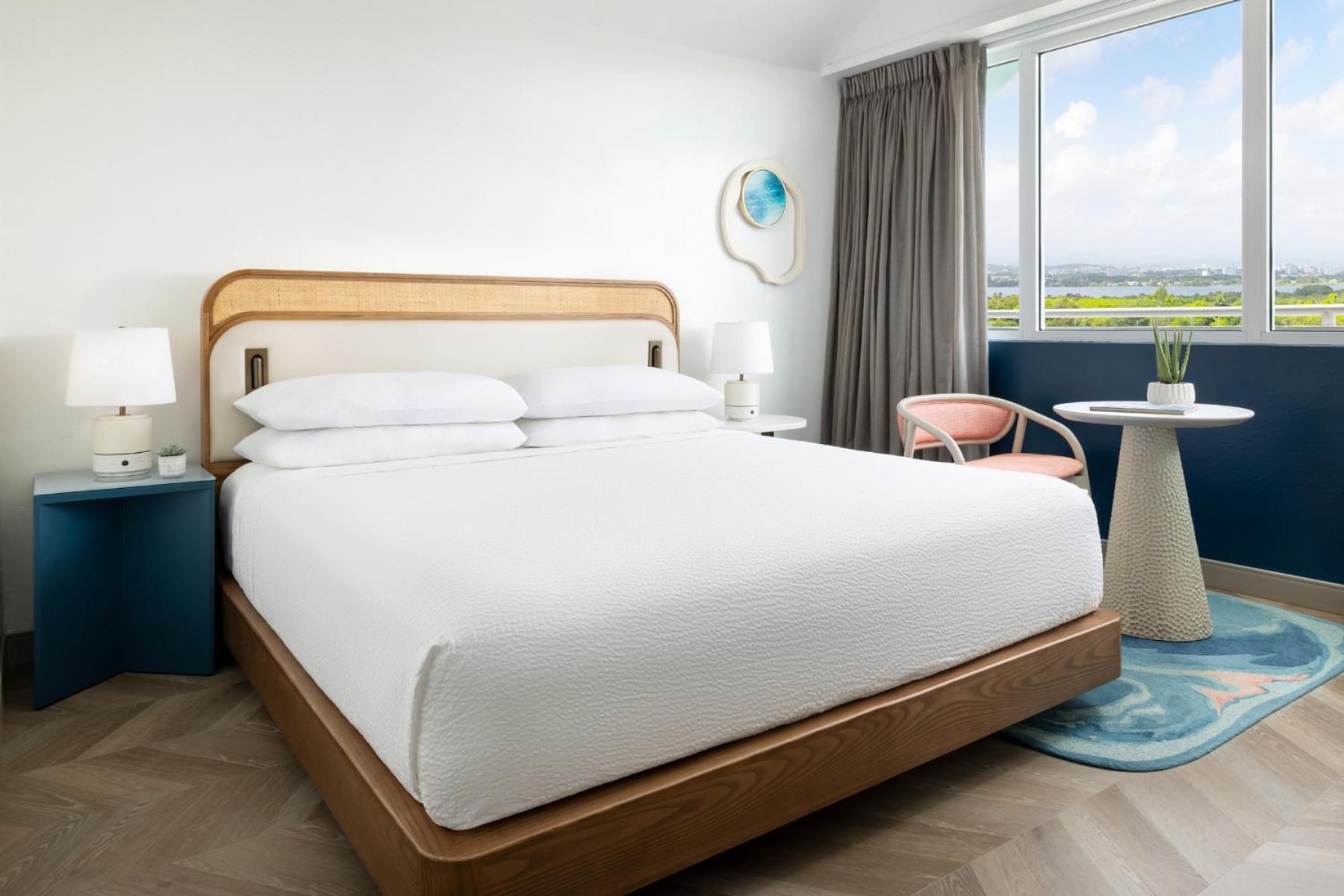 Zimmer mit Kingsize-Bett und barrierefreier Badewanne – barrierefrei