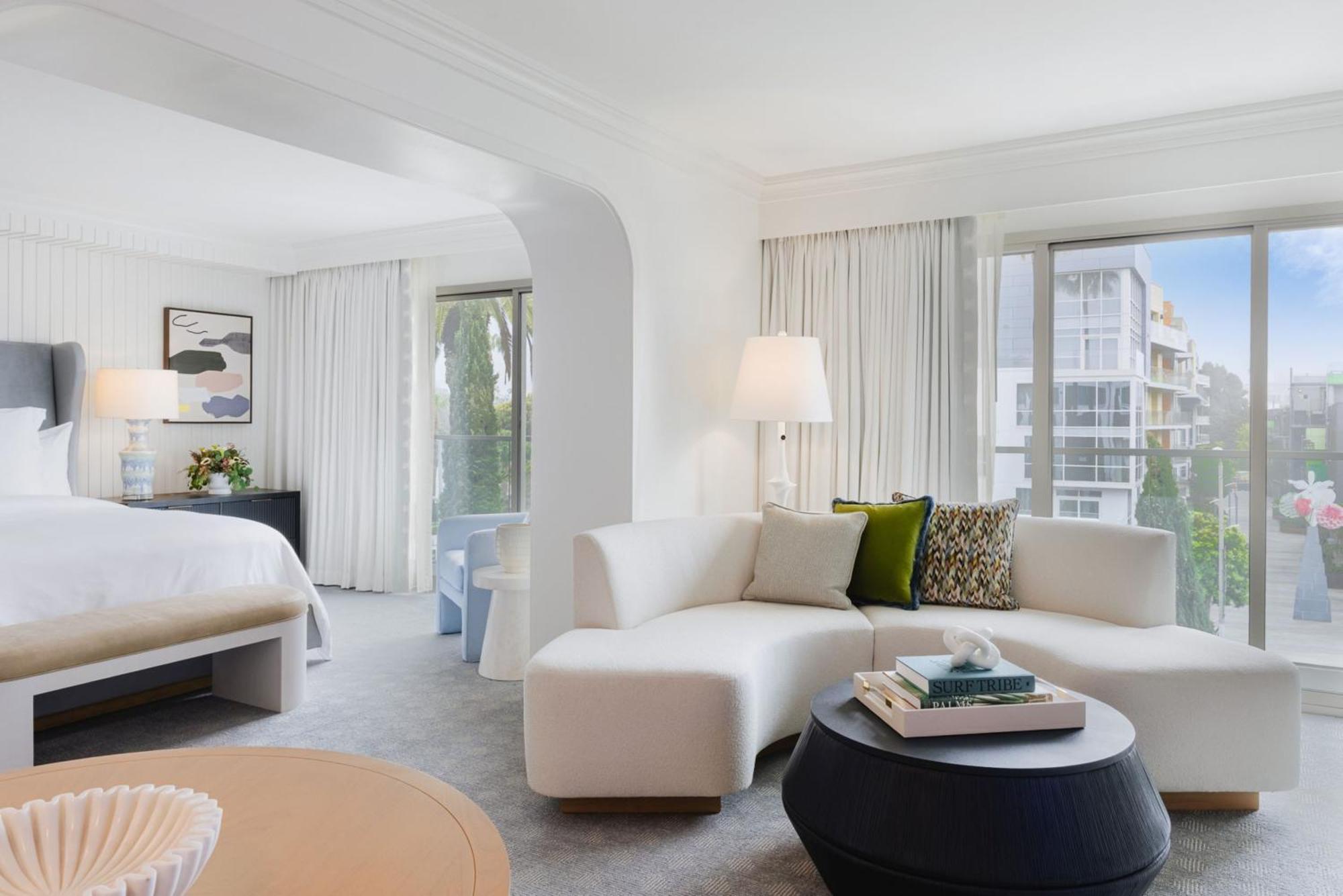 67 m² großes Zimmer mit Kingsize-Bett und Stadtblick