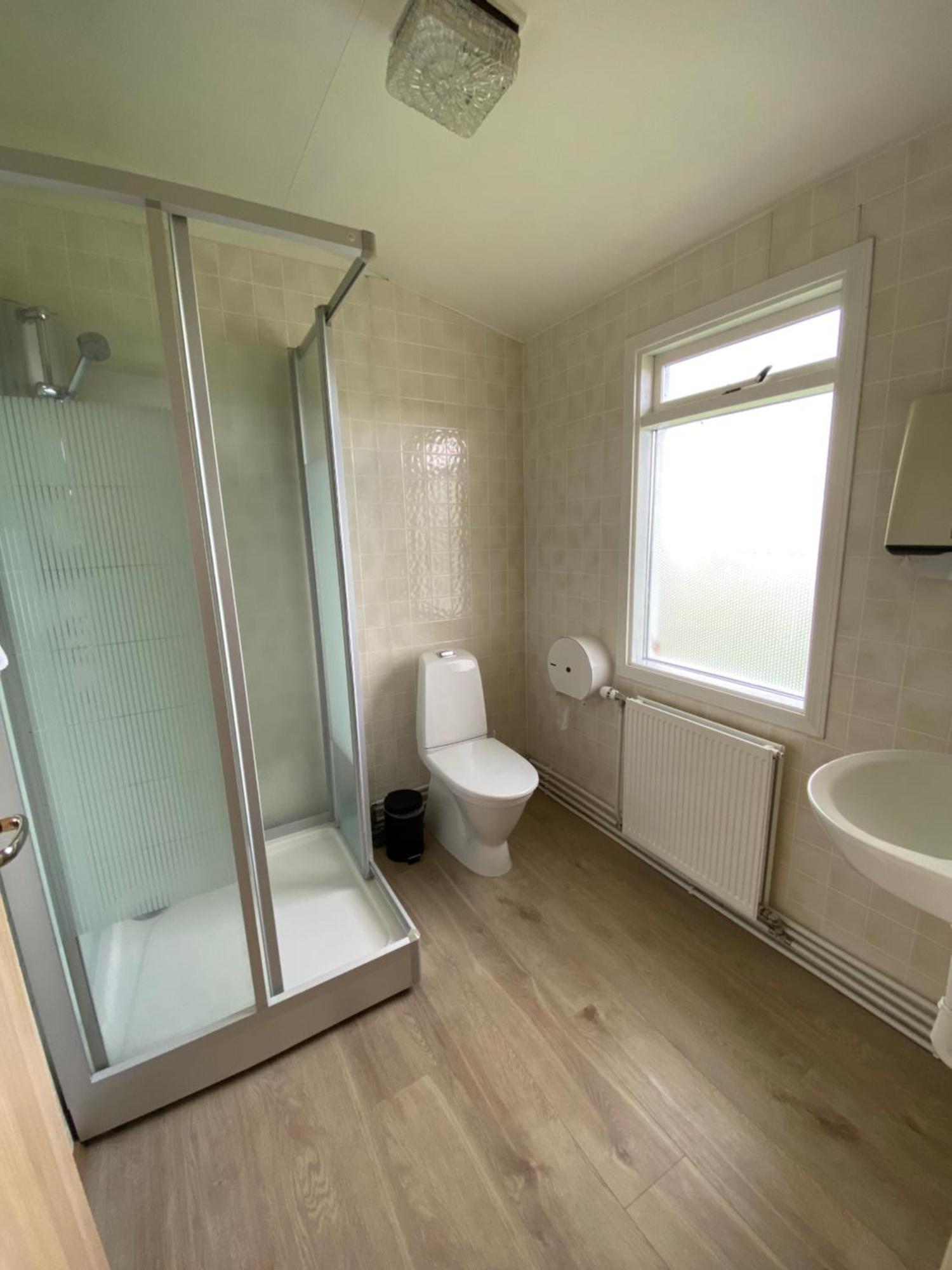 Vierbettzimmer mit Badewanne
