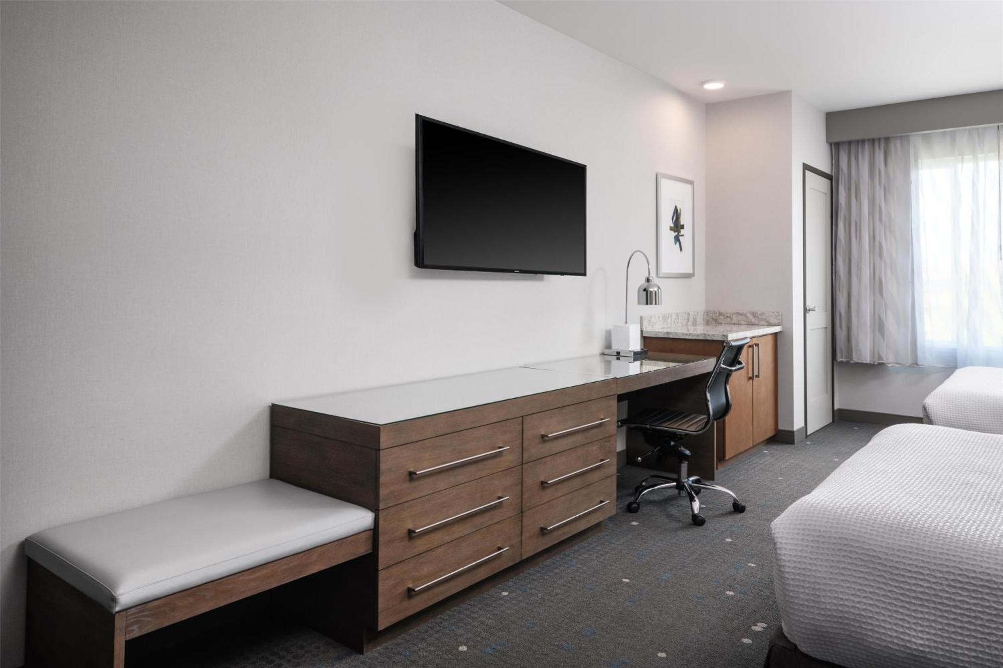 Queen Room Two Queen Beds Bath Tub Mobility Access