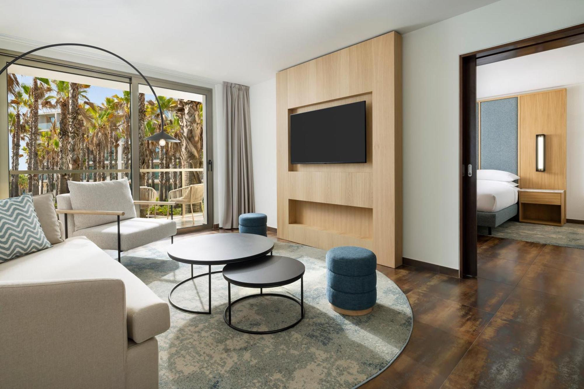 Suite mit 1 Schlafzimmer mit Kingsize-Bett, Schlafsofa und Balkon – Blick auf das Resort und Zugang zur Club Lounge