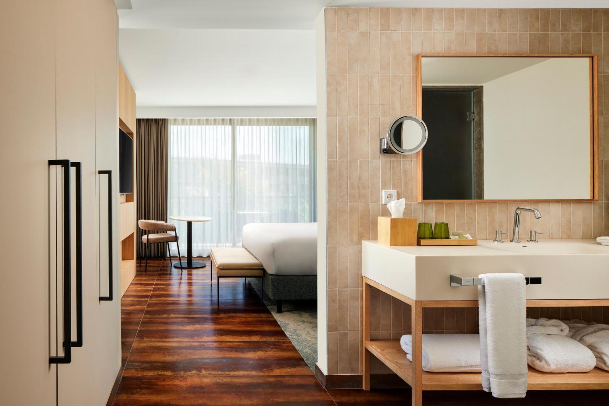 Suite mit 1 Schlafzimmer mit Kingsize-Bett, Schlafsofa und Balkon – Meerblick und Zugang zur Club Lounge