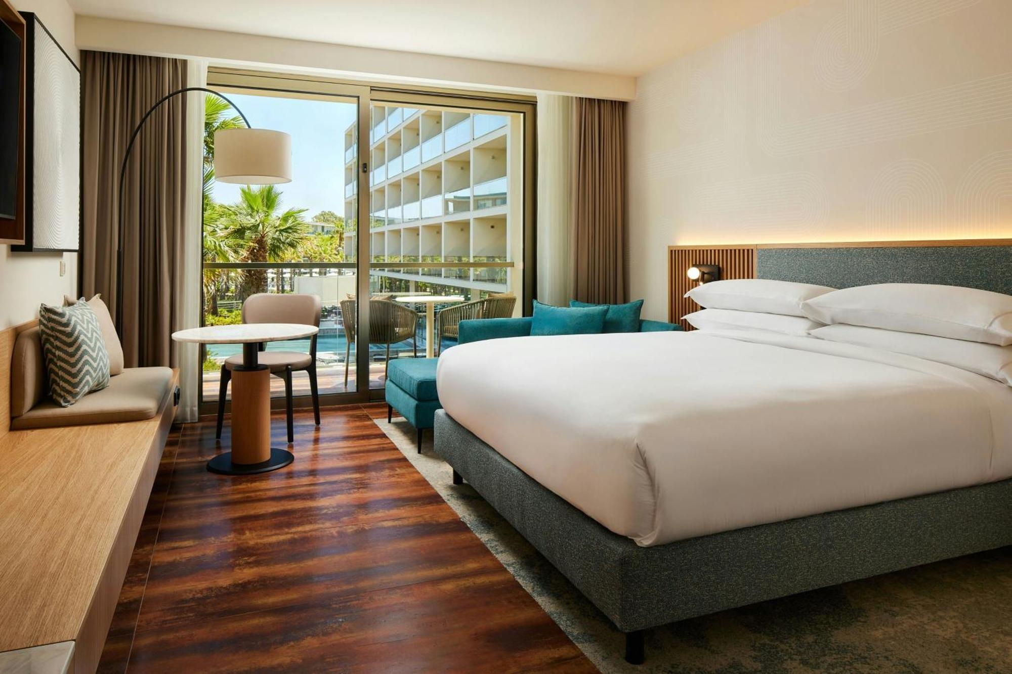 Deluxe Zimmer mit Kingsize-Bett, Balkon und Resortblick