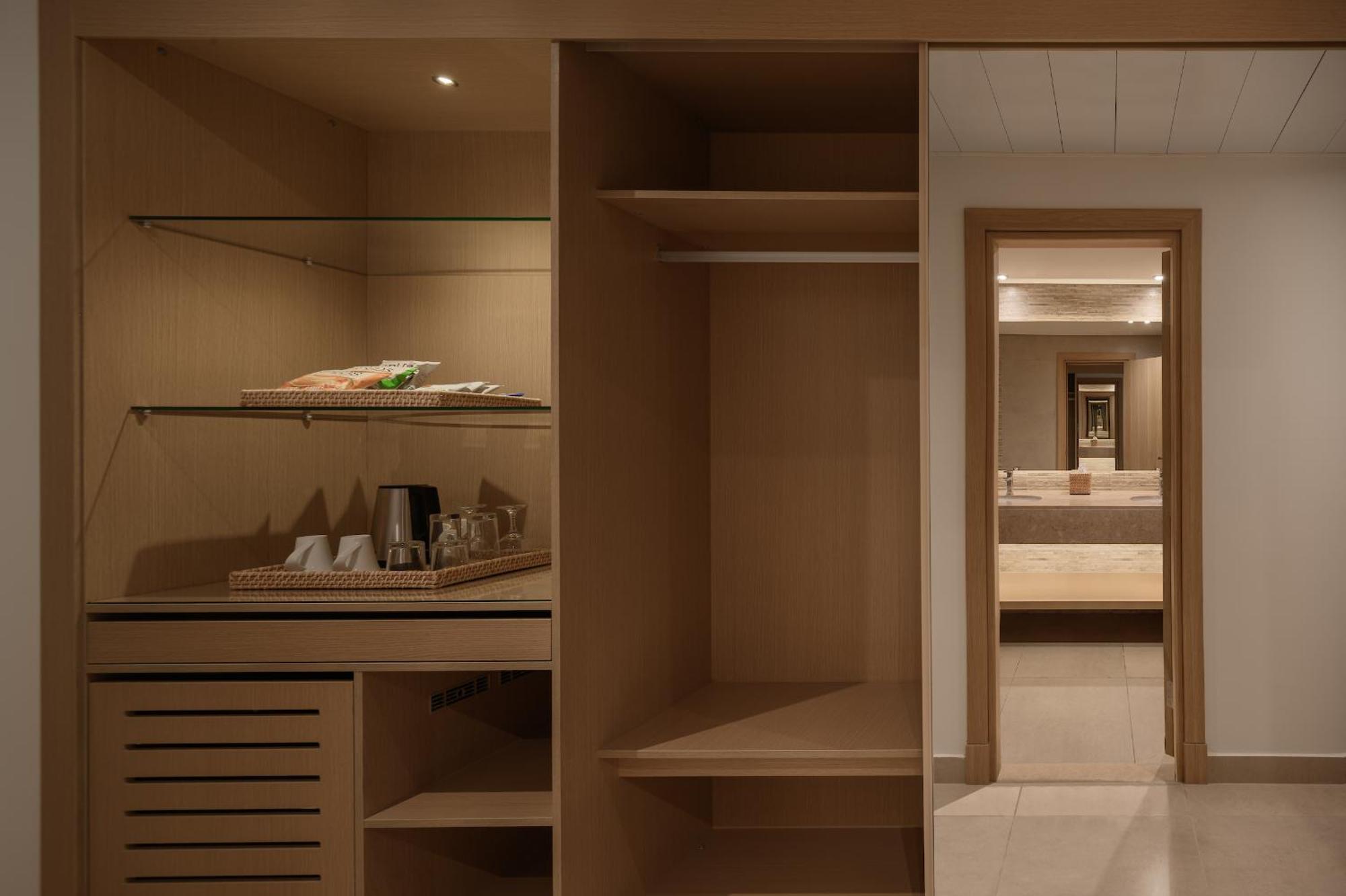 Superior Zimmer mit Queensize-Bett und Poolblick