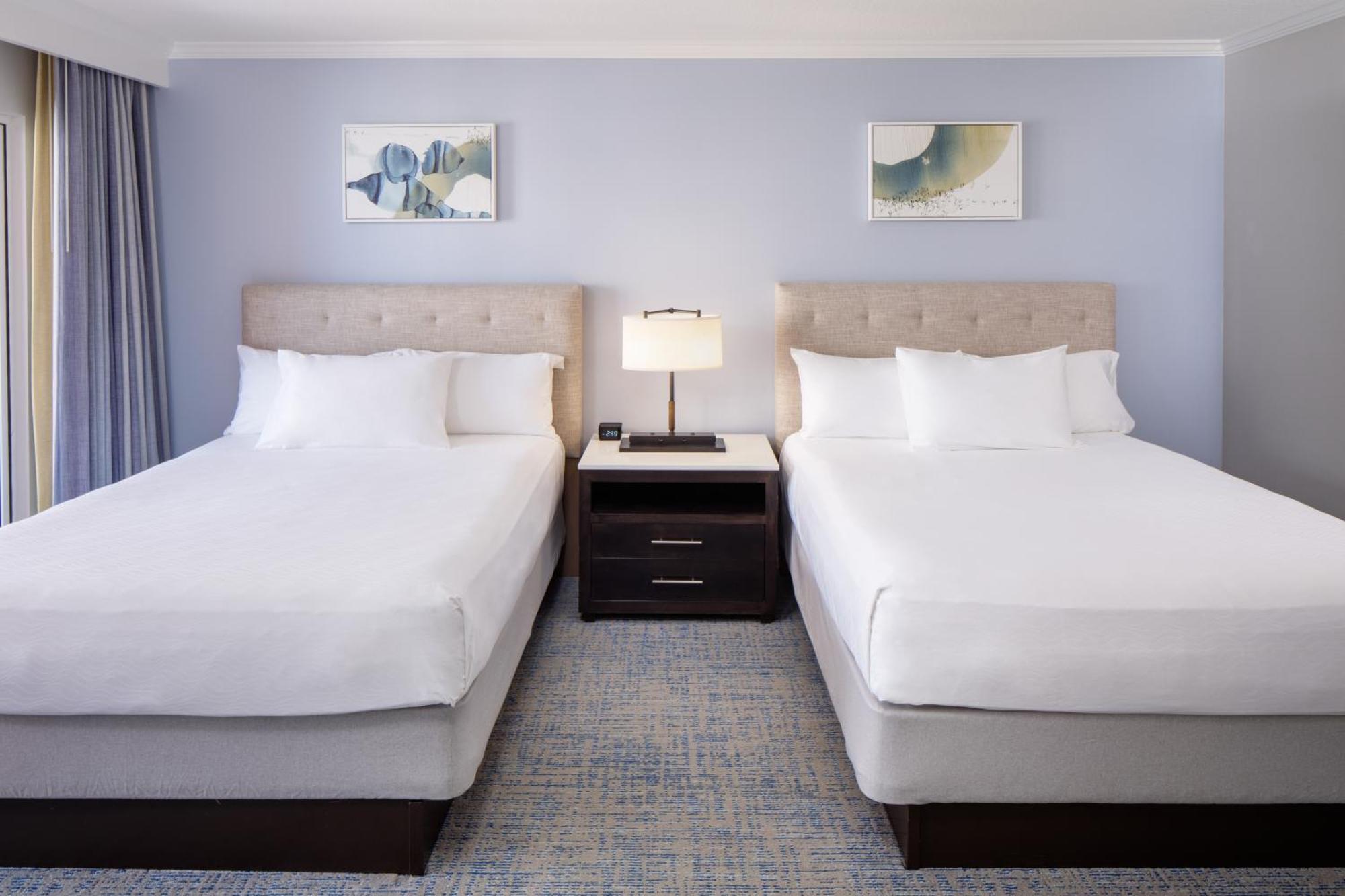 Deluxe Zimmer mit 2 Queensize-Betten und seitlichem Meerblick