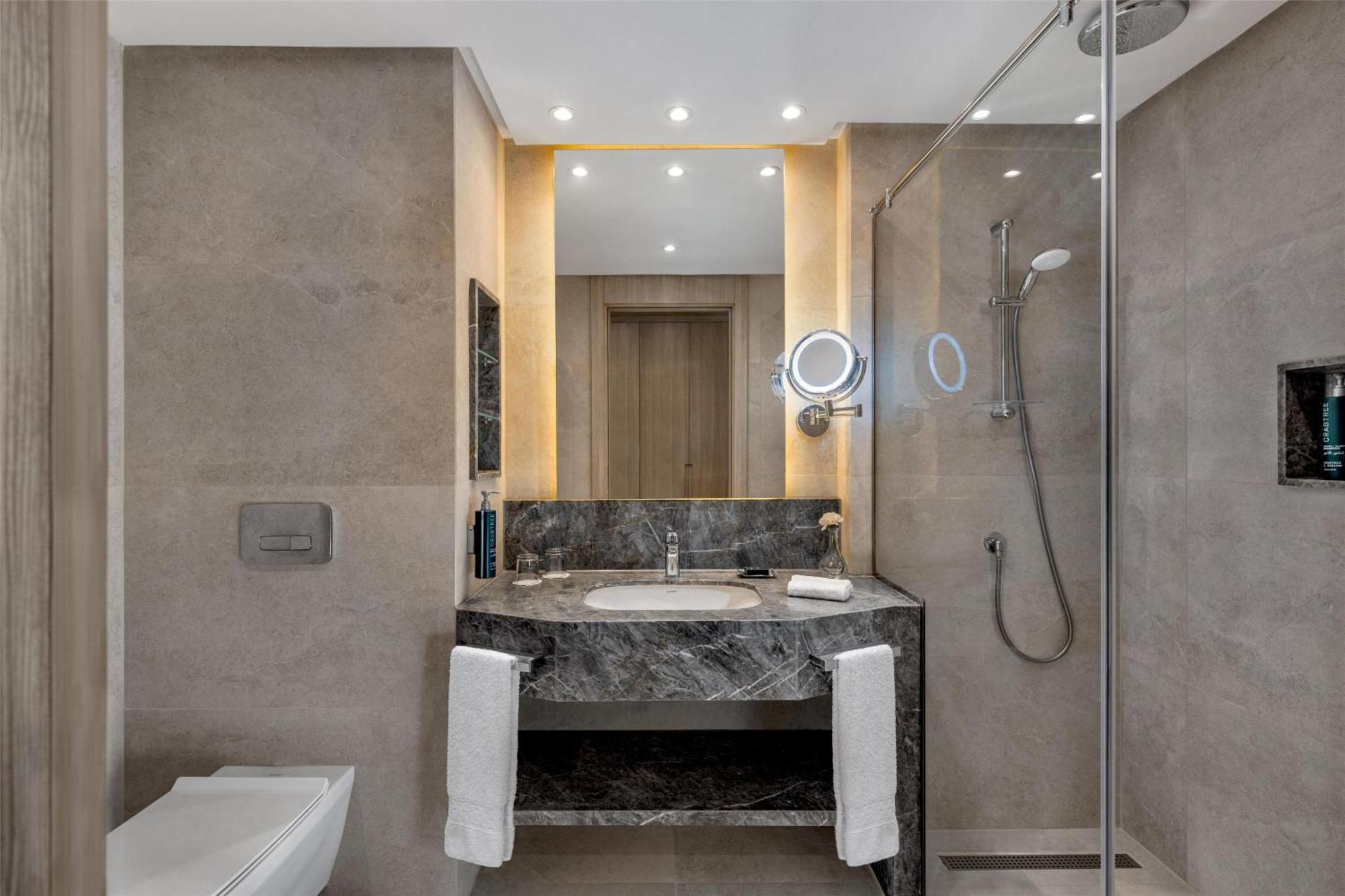 Zweibettzimmer mit Poolblick
