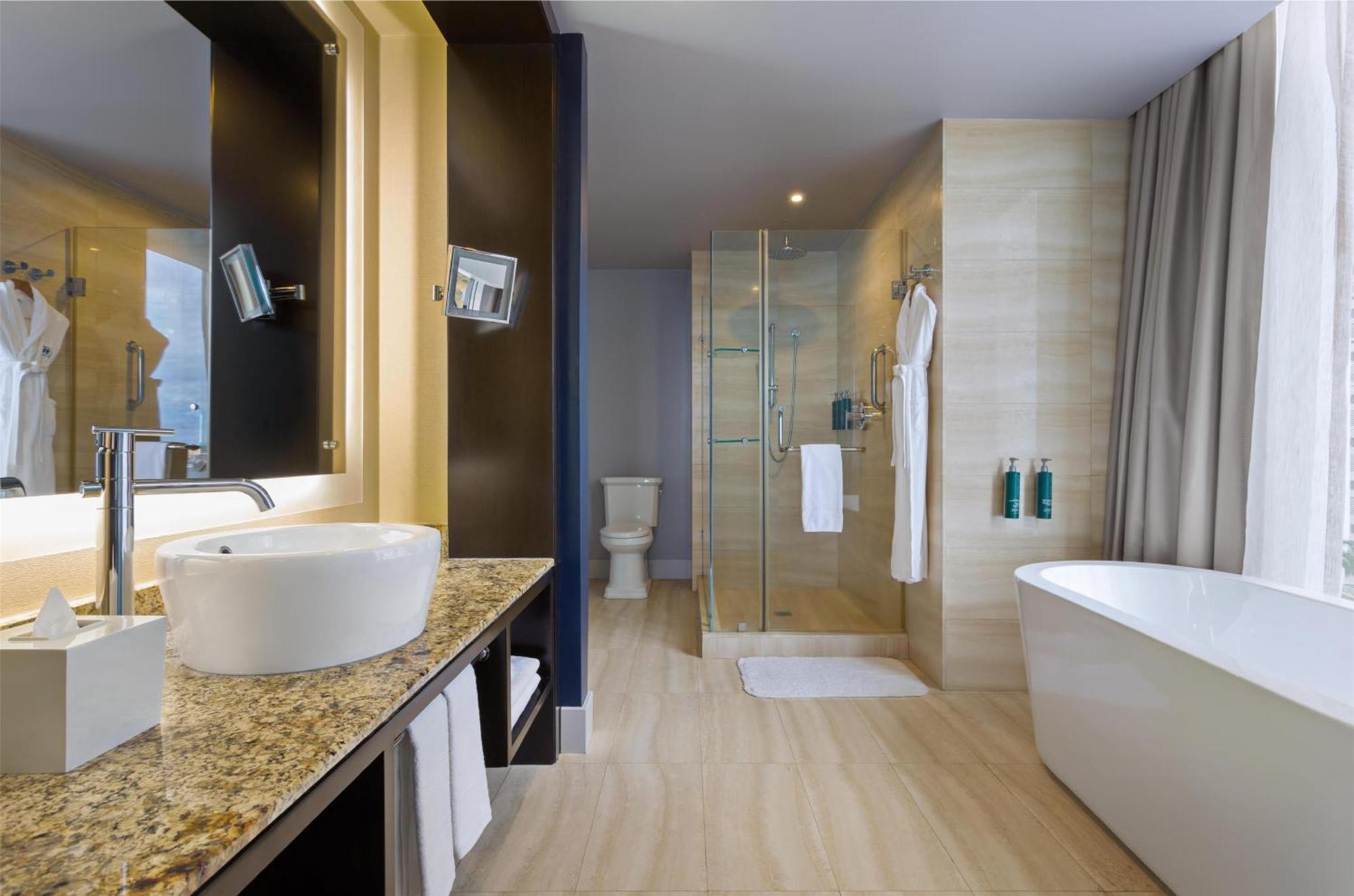 Junior Suite mit Kingsize-Bett und Stadtblick