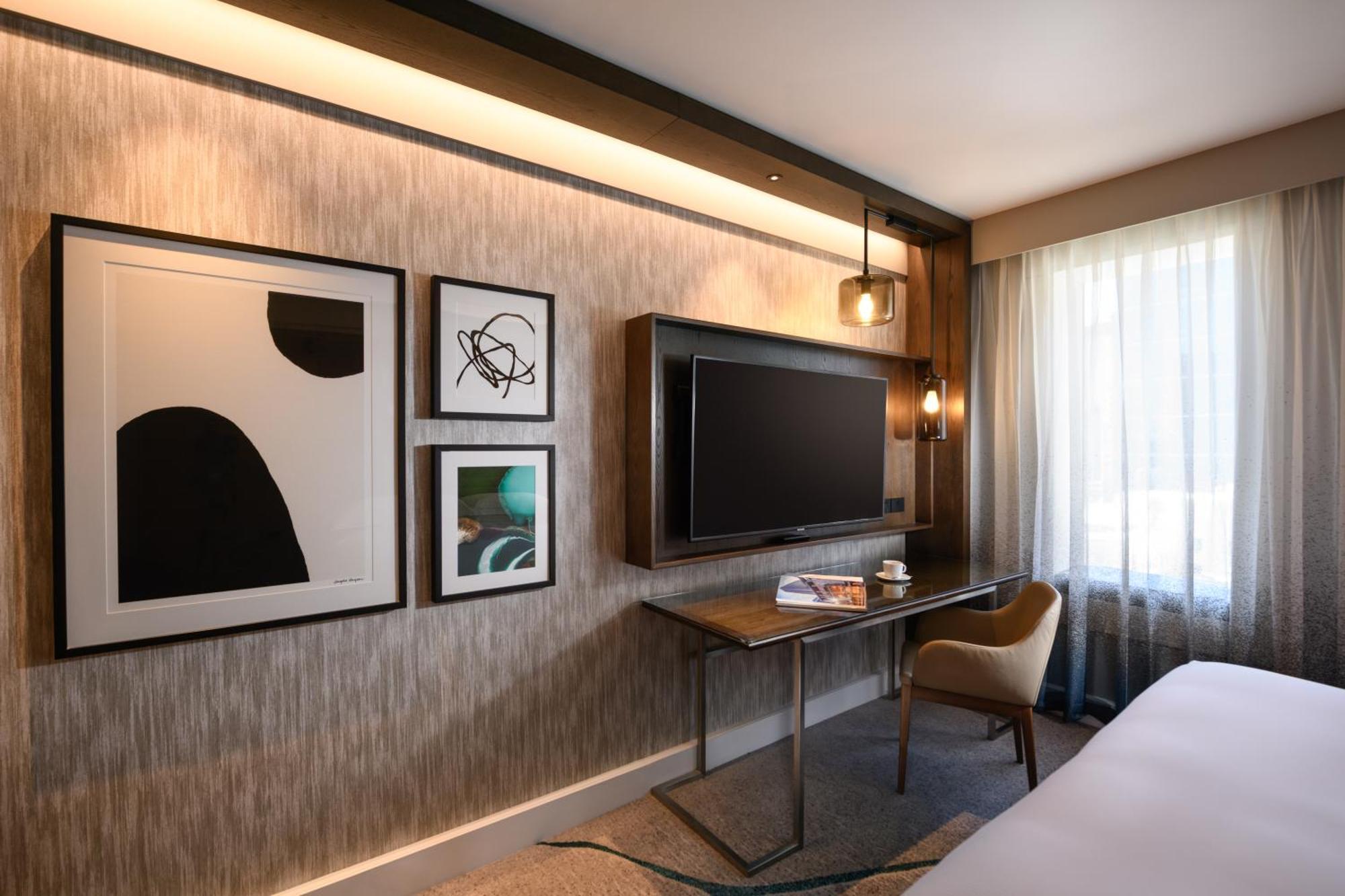 Eckzimmer mit Kingsize-Bett