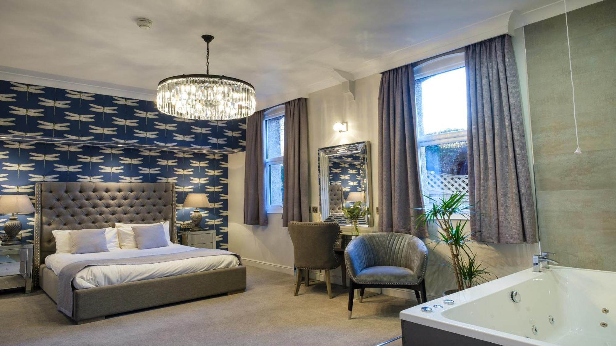 Deluxe Zimmer mit Kingsize-Bett und Whirlpool-Badewanne - Nichtraucher