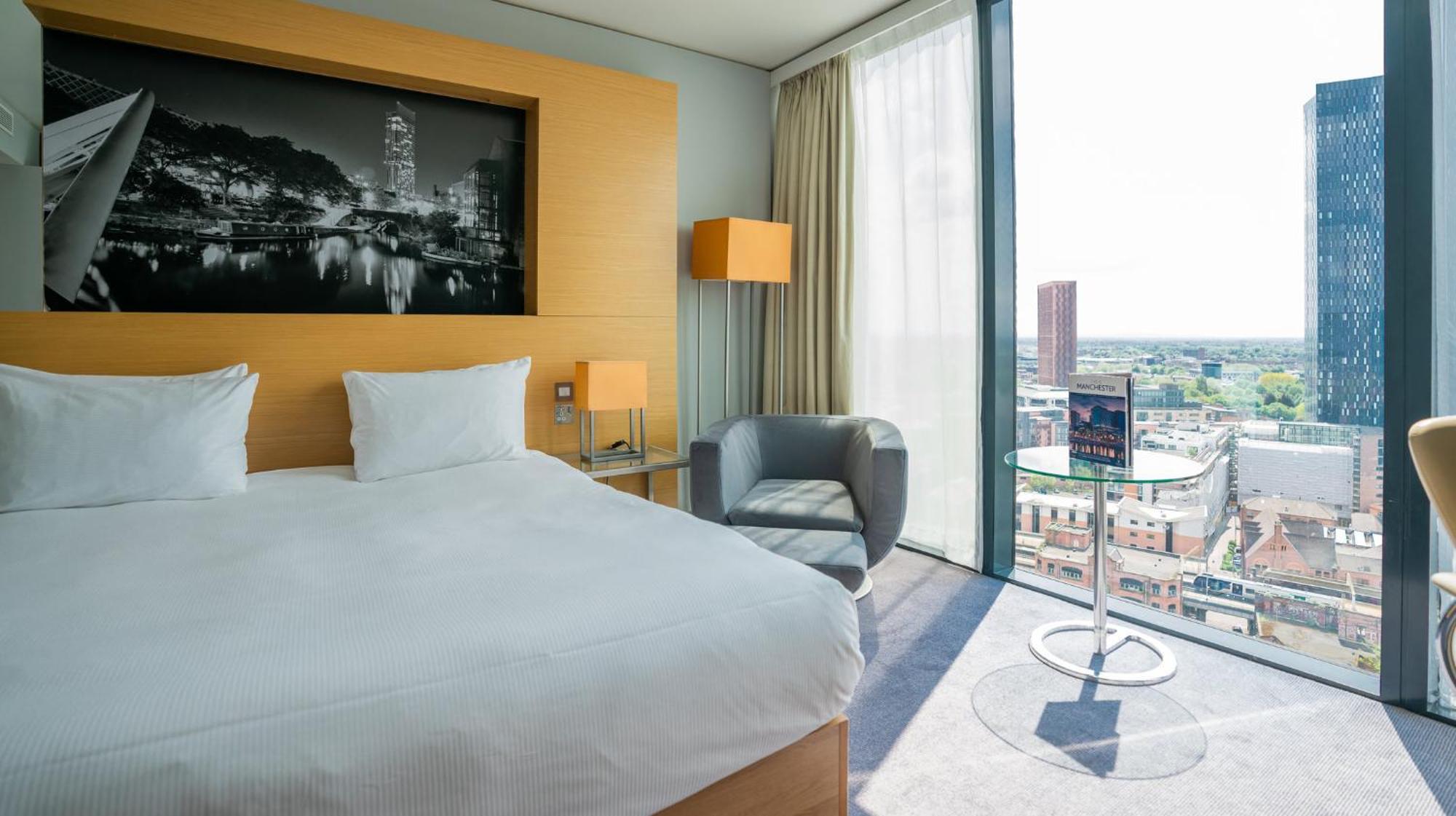Classic Zimmer mit Queensize-Bett oder 2 Einzelbetten und Stadtblick
