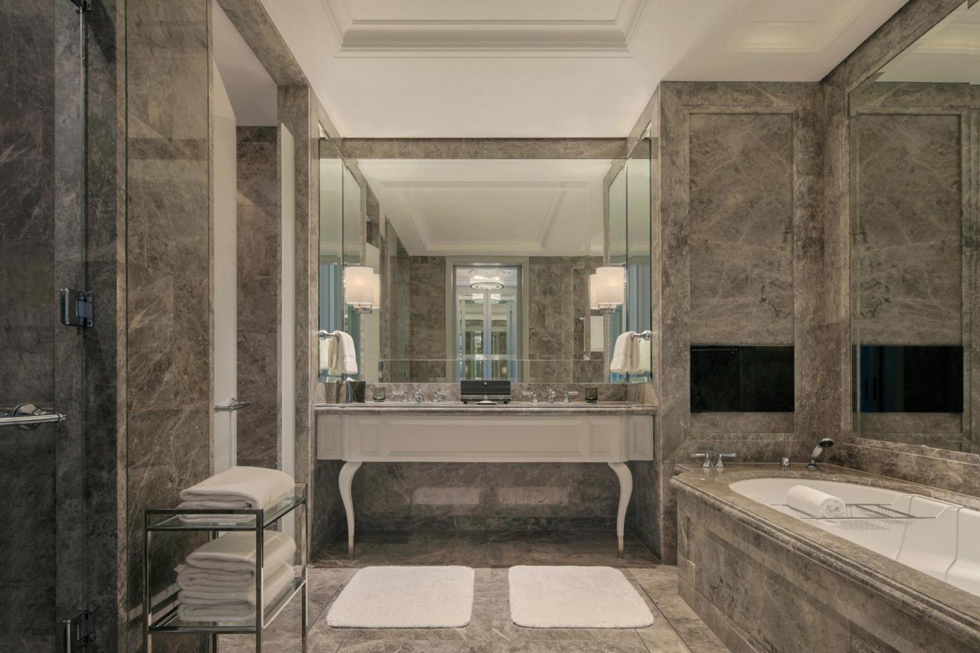 Executive Suite Lake Gardens View