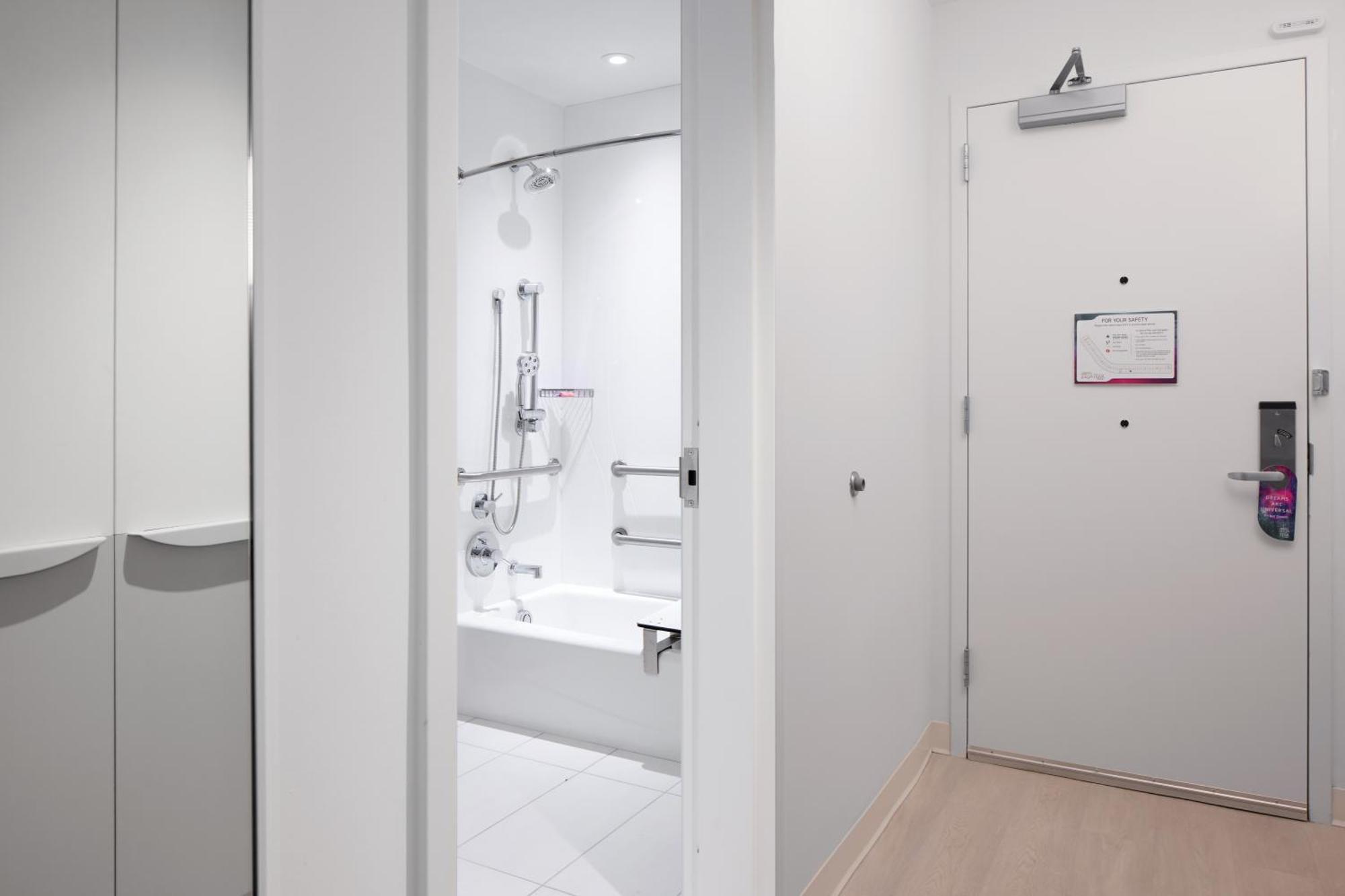 Zimmer mit Poolblick, für Gäste mit Mobilitätseinschränkungen geeignet, und ADA-Badewanne, (inklusive frühem Eintritt in den Park*)