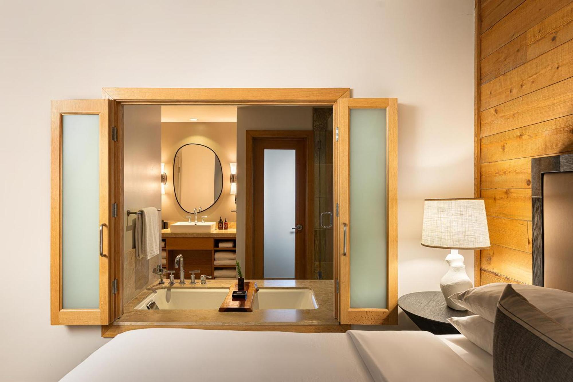 Zimmer mit Kingsize-Bett und Kamin
