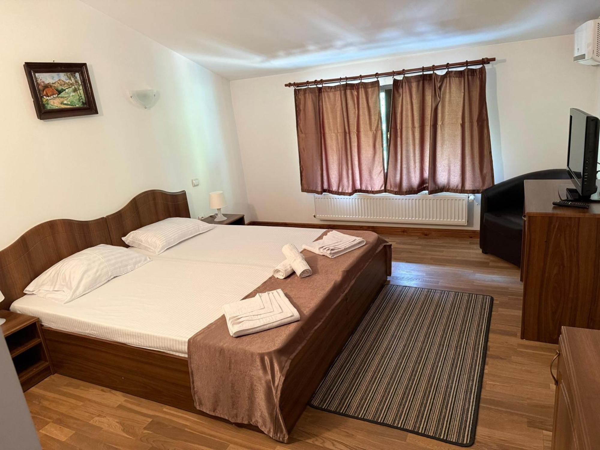 Zweibettzimmer mit Bad