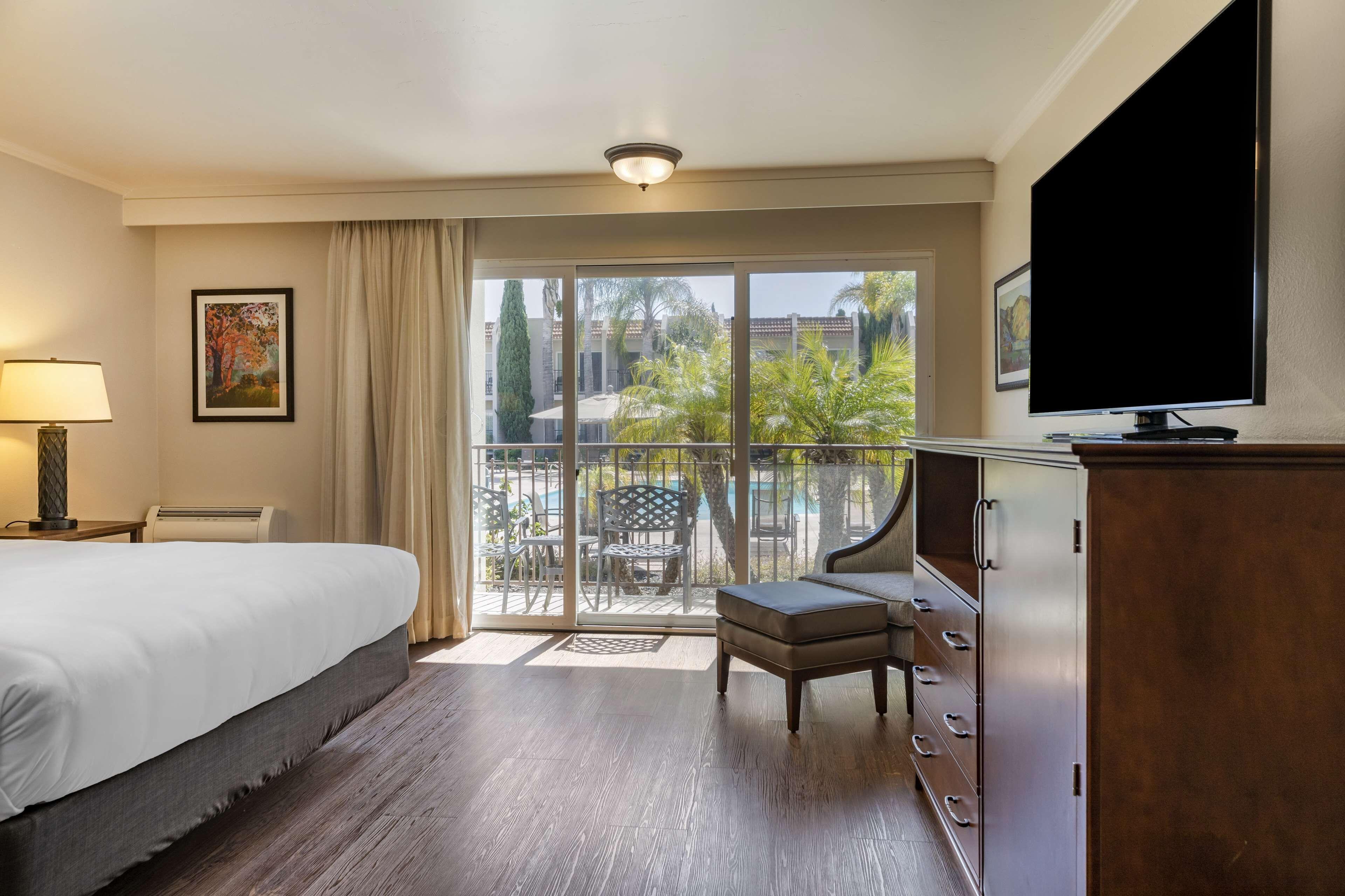 Zimmer mit Kingsize-Bett und ebenerdiger Dusche – barrierefrei, Nichtraucher