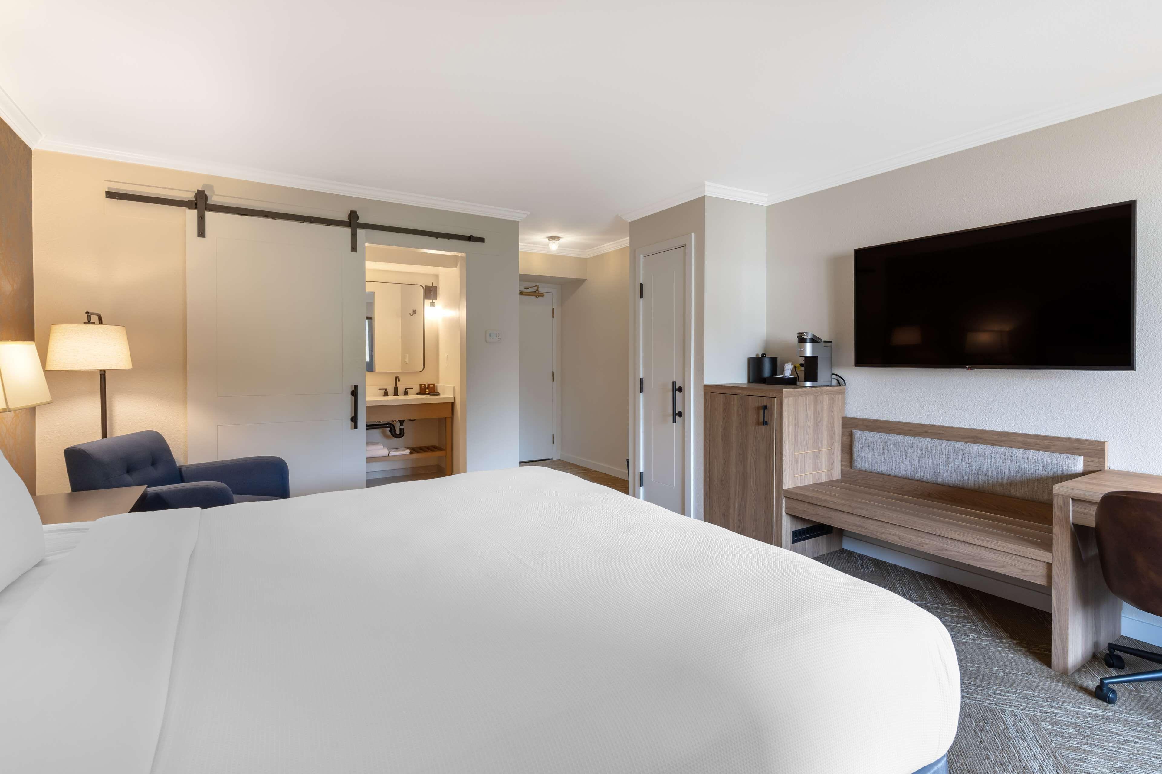 King Room Walk Shower Balcony Interior Entrance or Non-Smoking