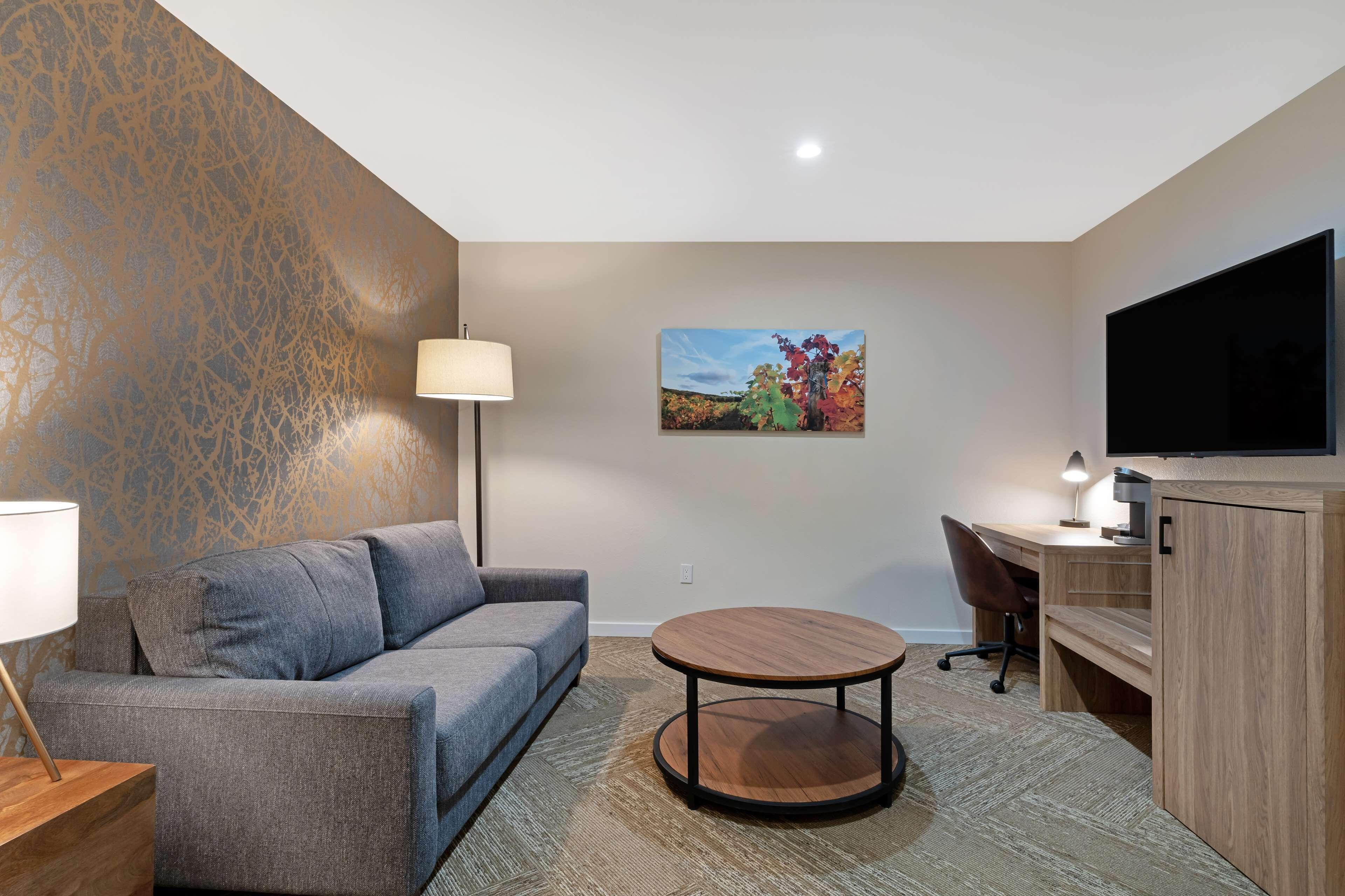 One-Bedroom Queen Suite Two Queen Beds Sofa Bed Non-Smoking