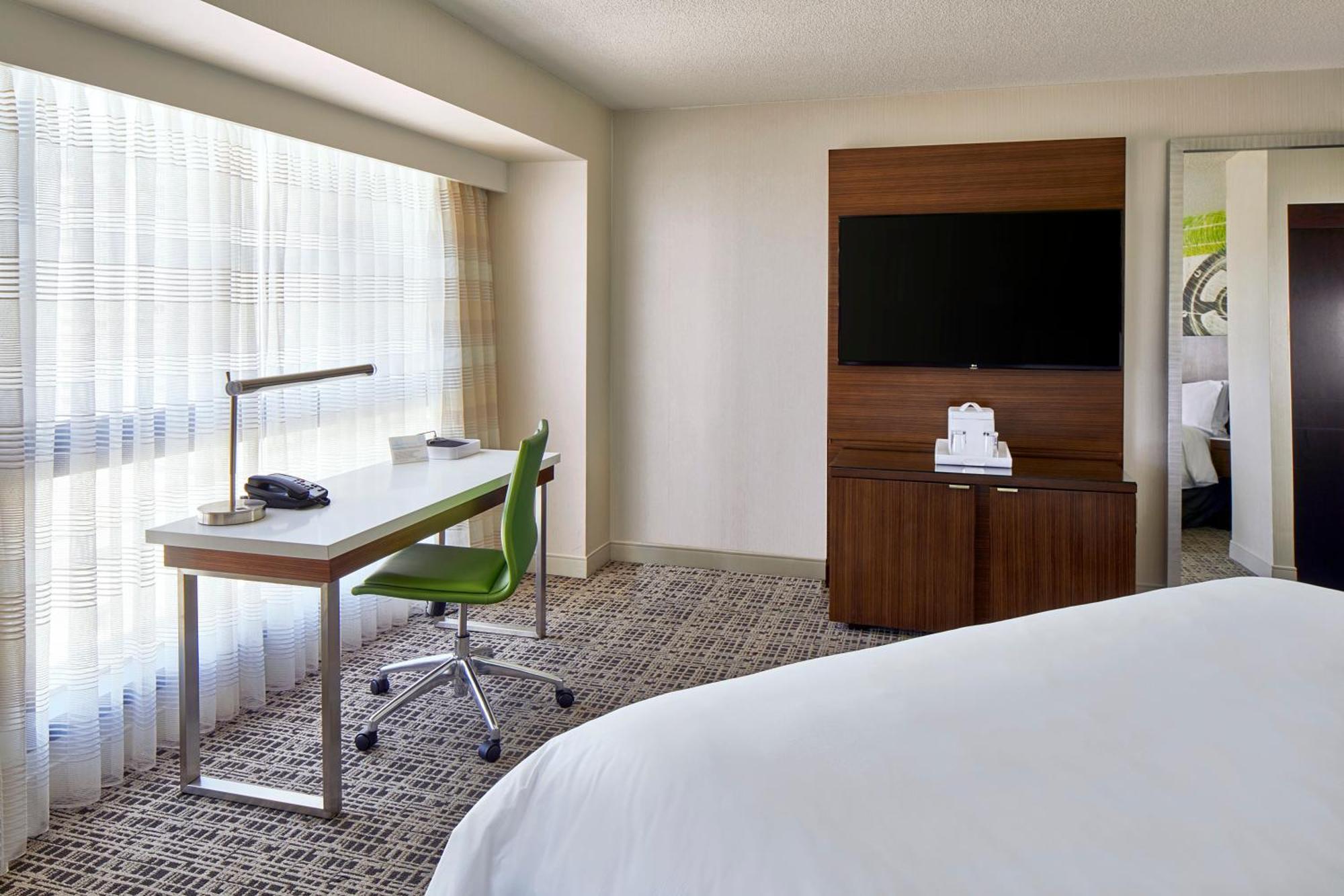 Large Deluxe King Room Corner Room