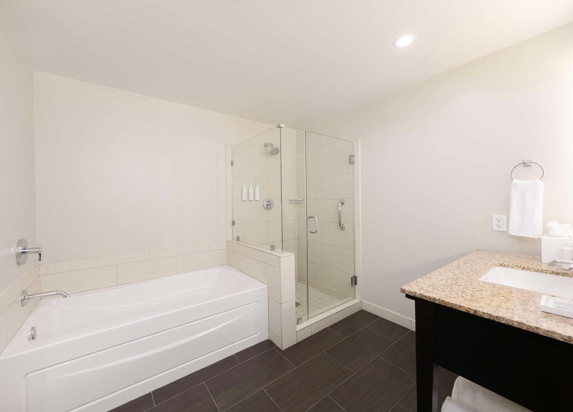 Suite mit 1 Schlafzimmer mit Kingsize-Bett und Blick auf den Yachthafen