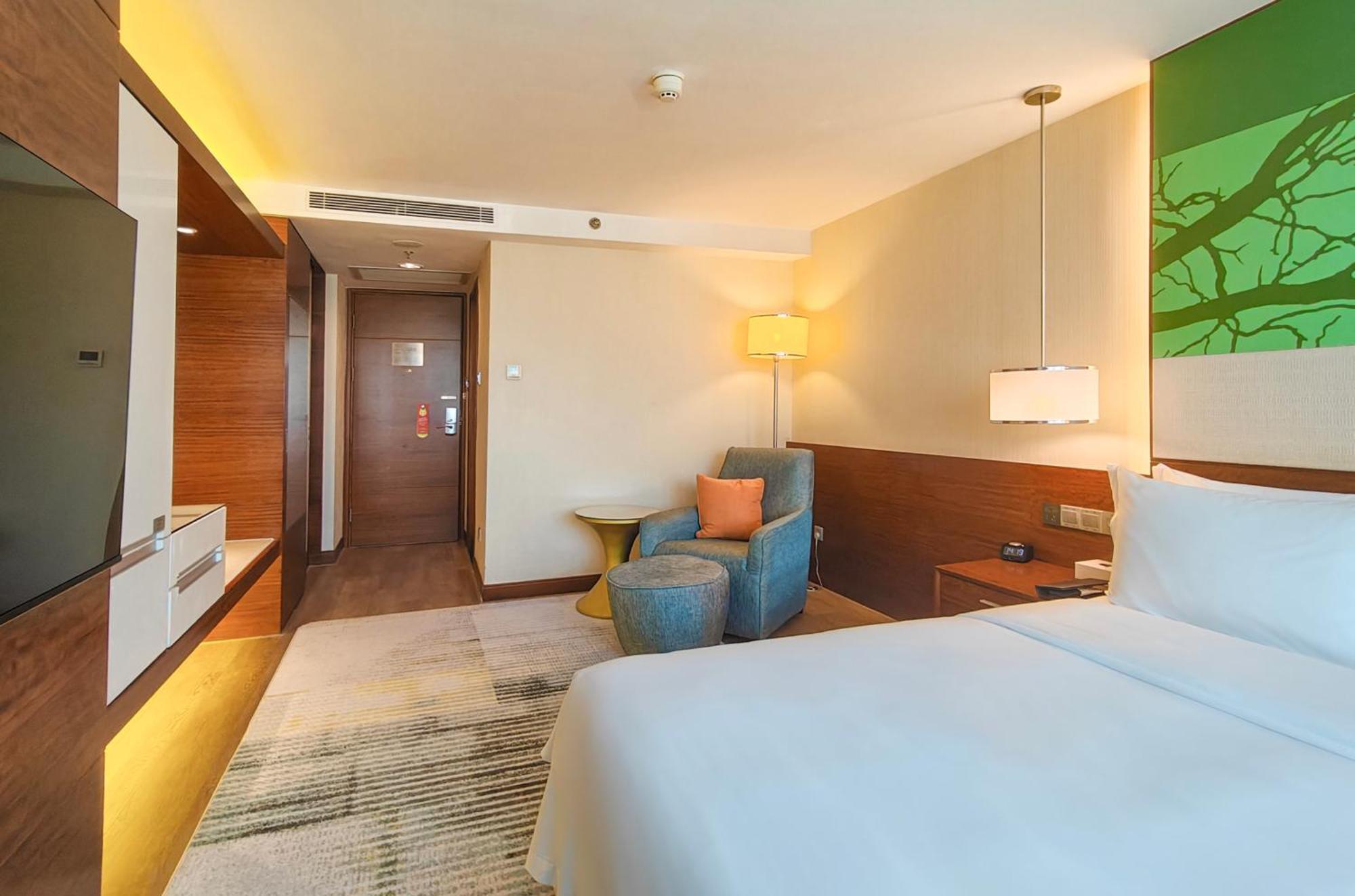 Standardzimmer mit Kingsize-Bett und Zugang zur Lounge