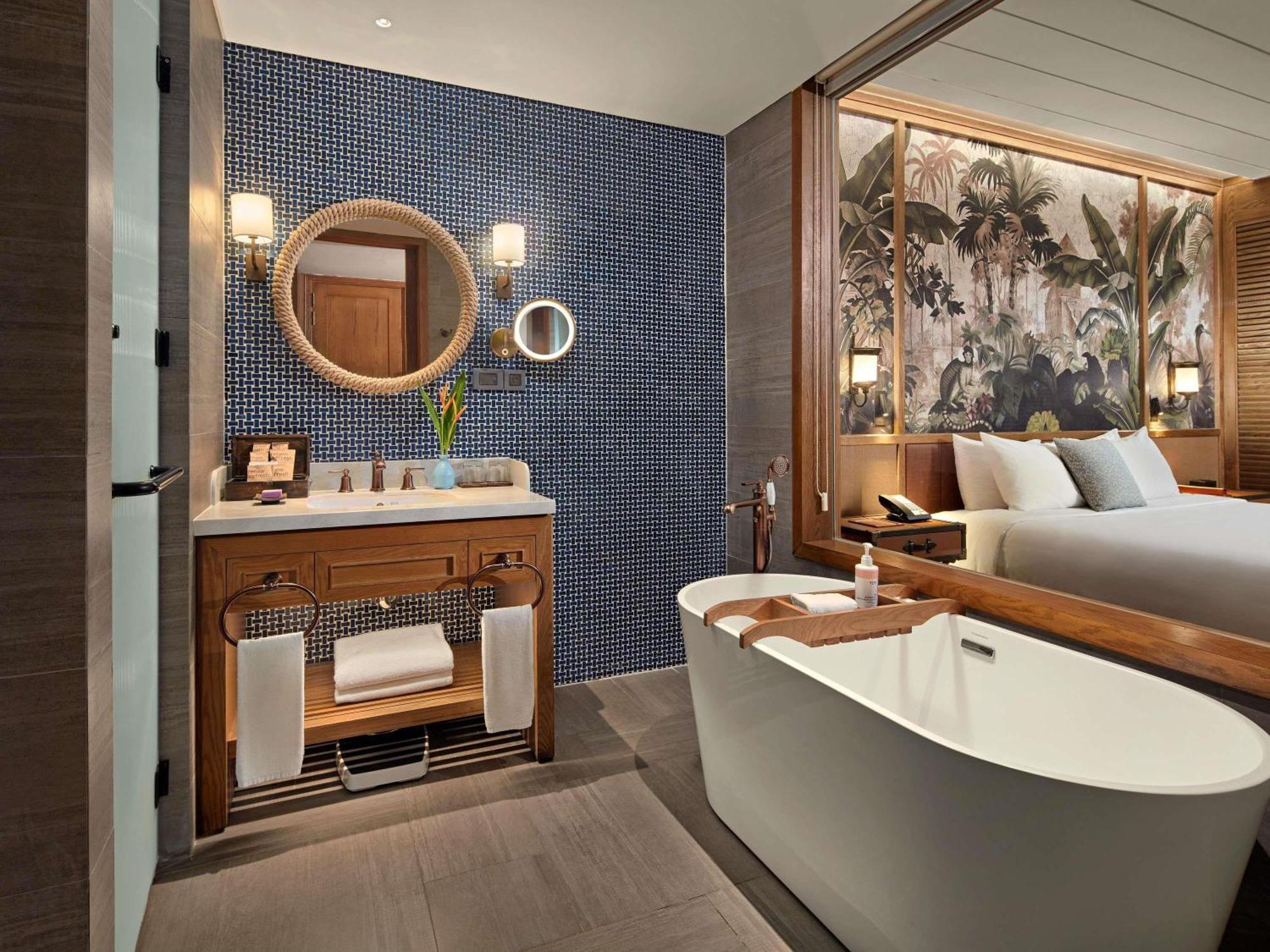 Deluxe Zimmer mit Kingsize-Bett, Balkon und Meerblick