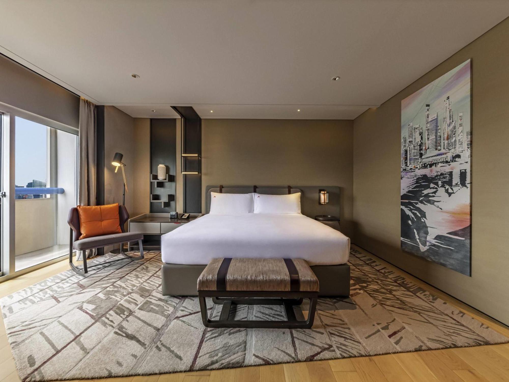 Executive Zimmer mit 1 Kingsize-Bett, Zugang zur Lounge L65, obere Etage, Balkon und Stadtblick