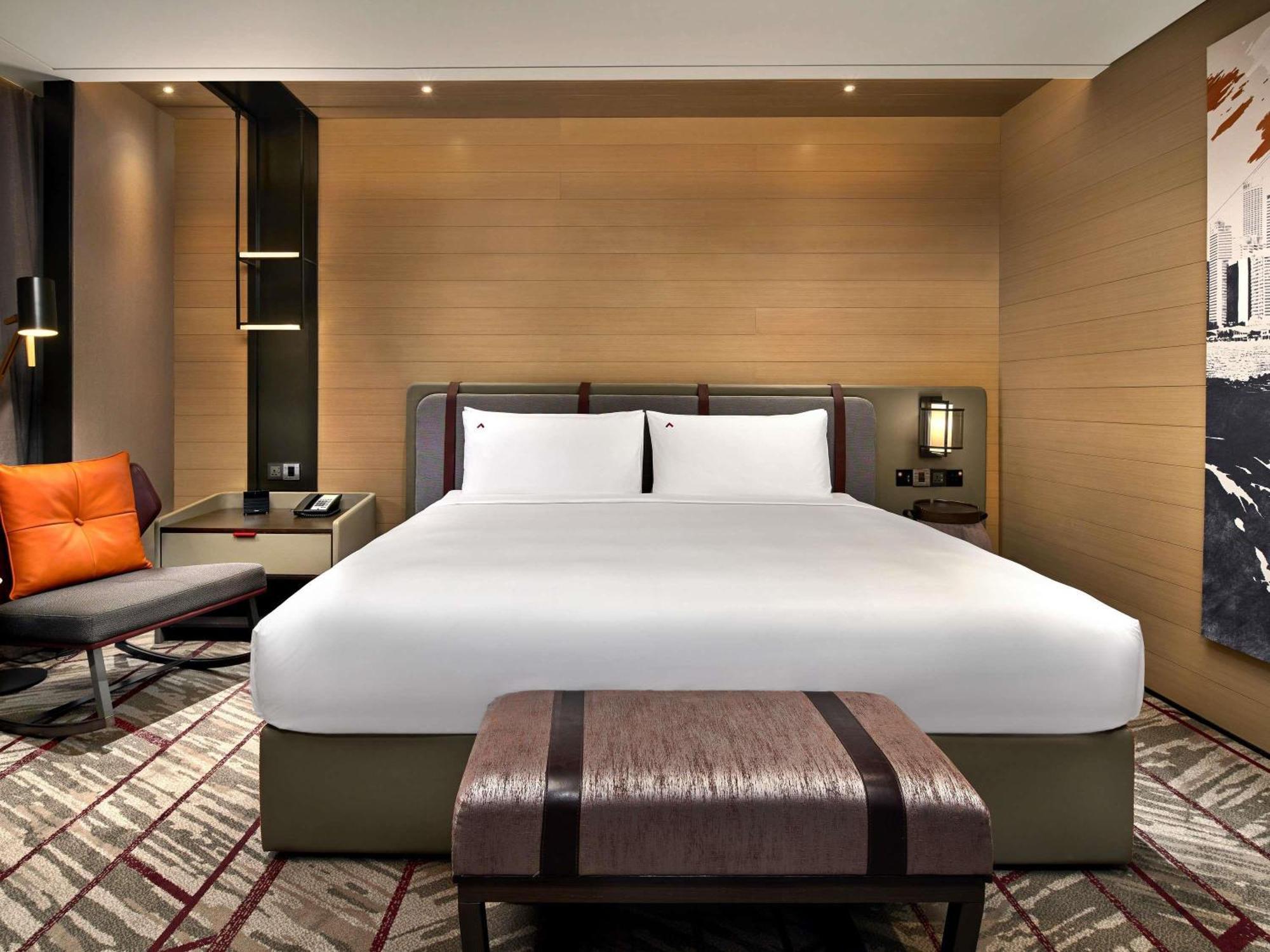 Premier Zimmer mit 1 Kingsize-Bett, Balkon und Stadtblick