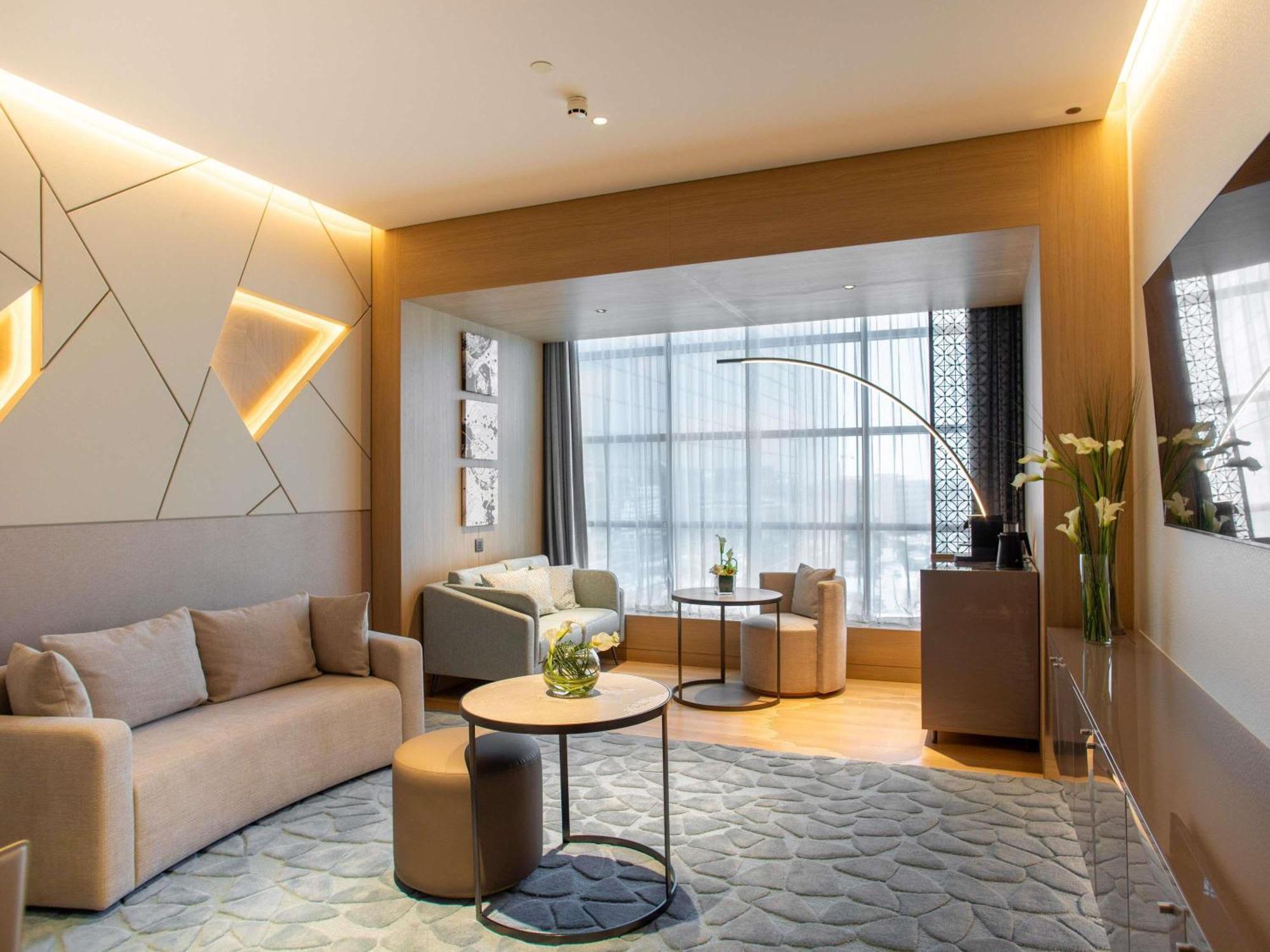 Junior Suite mit Kingsize-Bett und Stadtblick