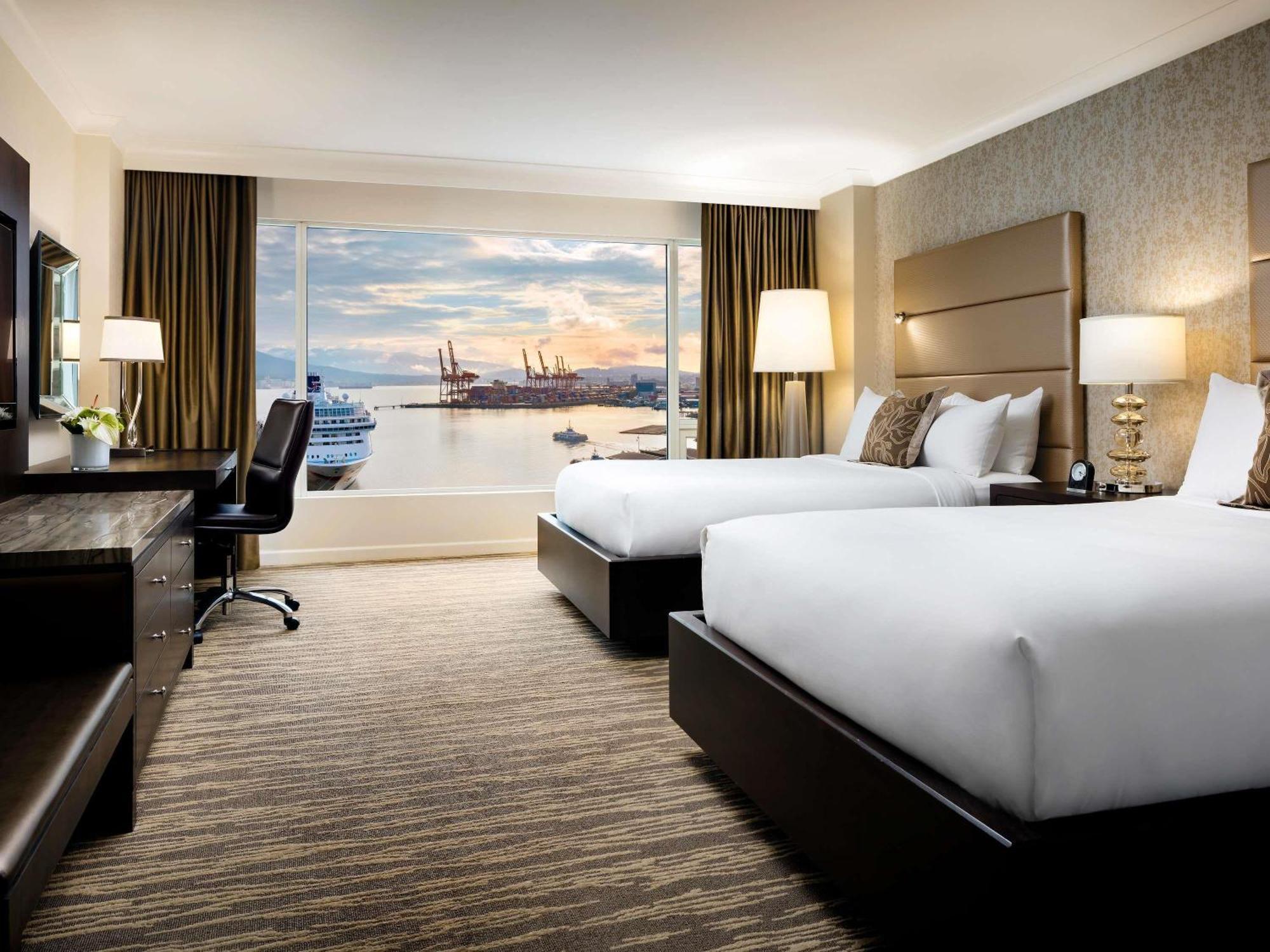 Signature Zimmer mit 2 Doppelbetten und Hafenblick