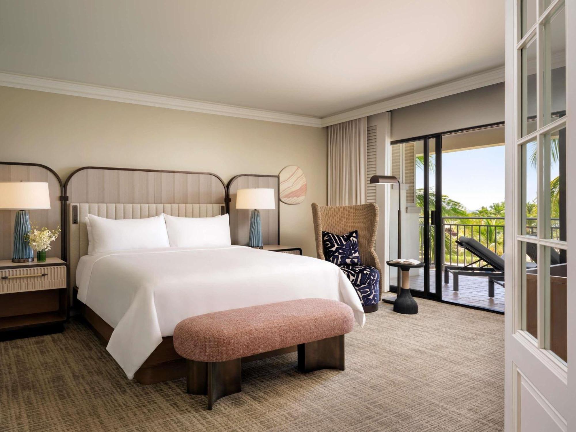 Luxuriöse Suite mit Kingsize-Bett und Meerblick