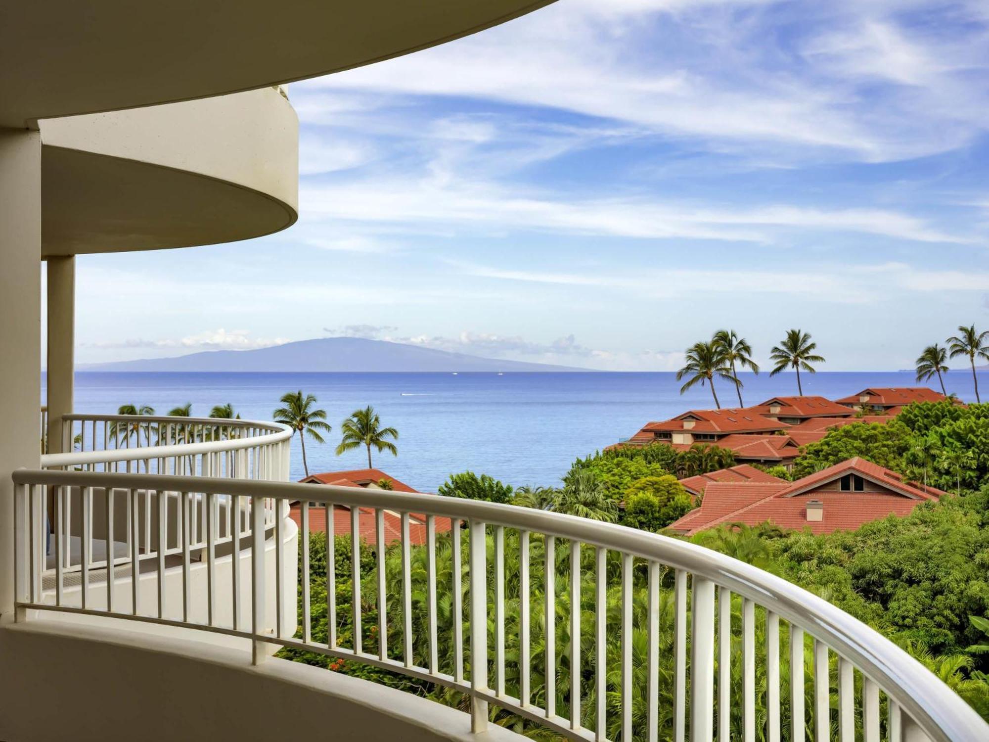 Suite mit Kingsize-Bett, Schlafsofa und teilweisem Meerblick