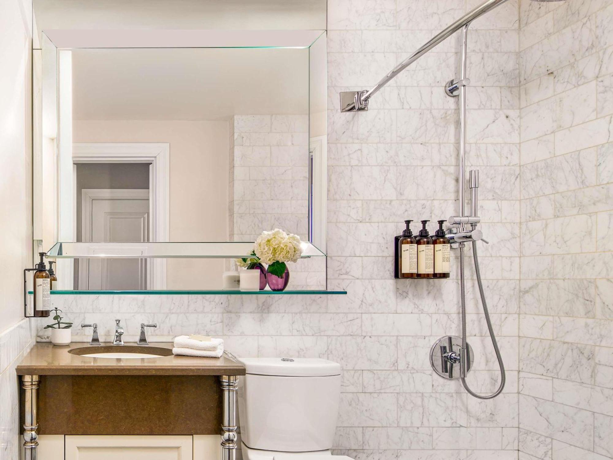 Fairmont Doppelzimmer mit 2 Doppelbetten und Badewanne