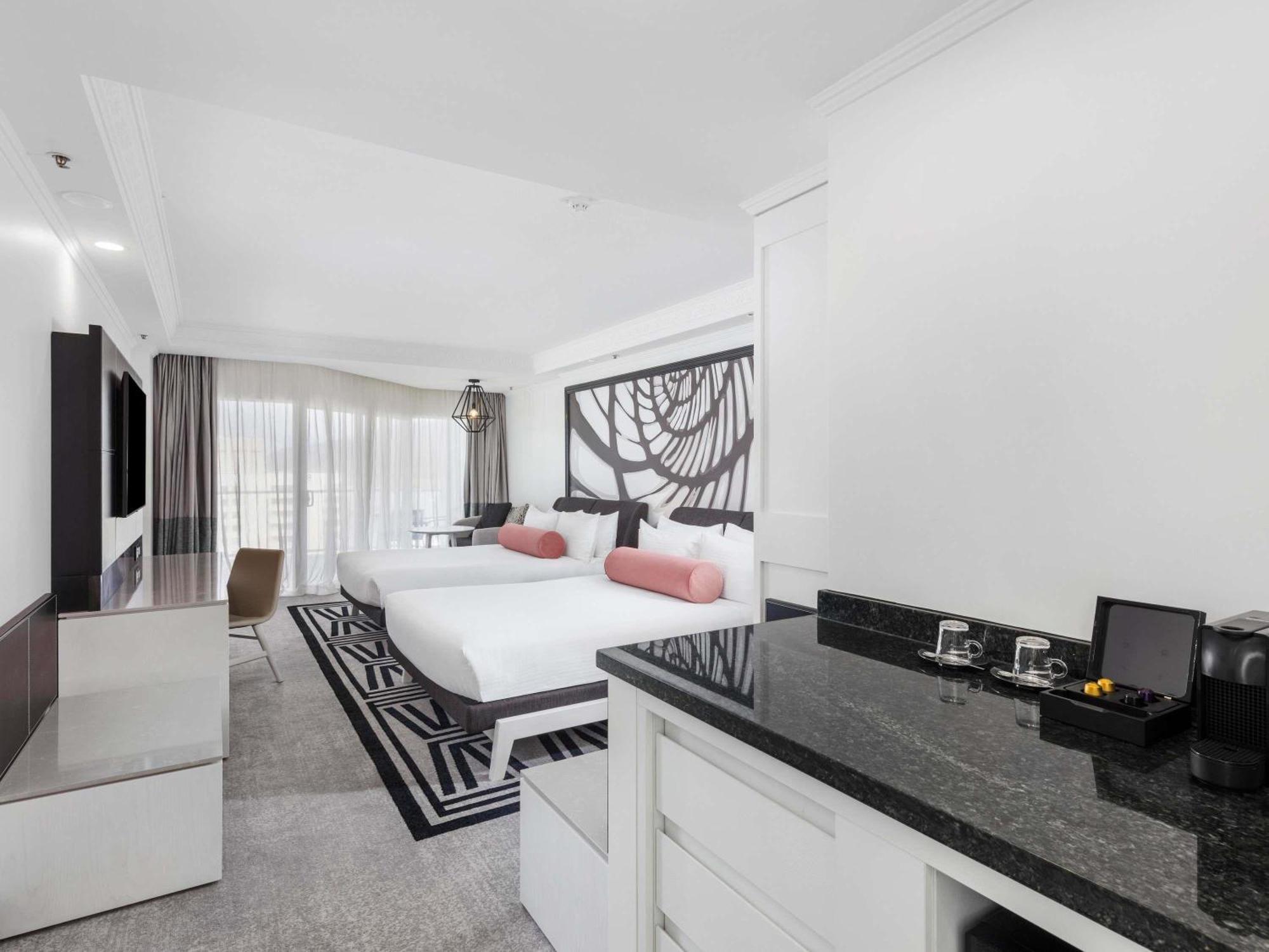 Renoviertes Superior Zweibettzimmer mit Stadt- und Bergblick