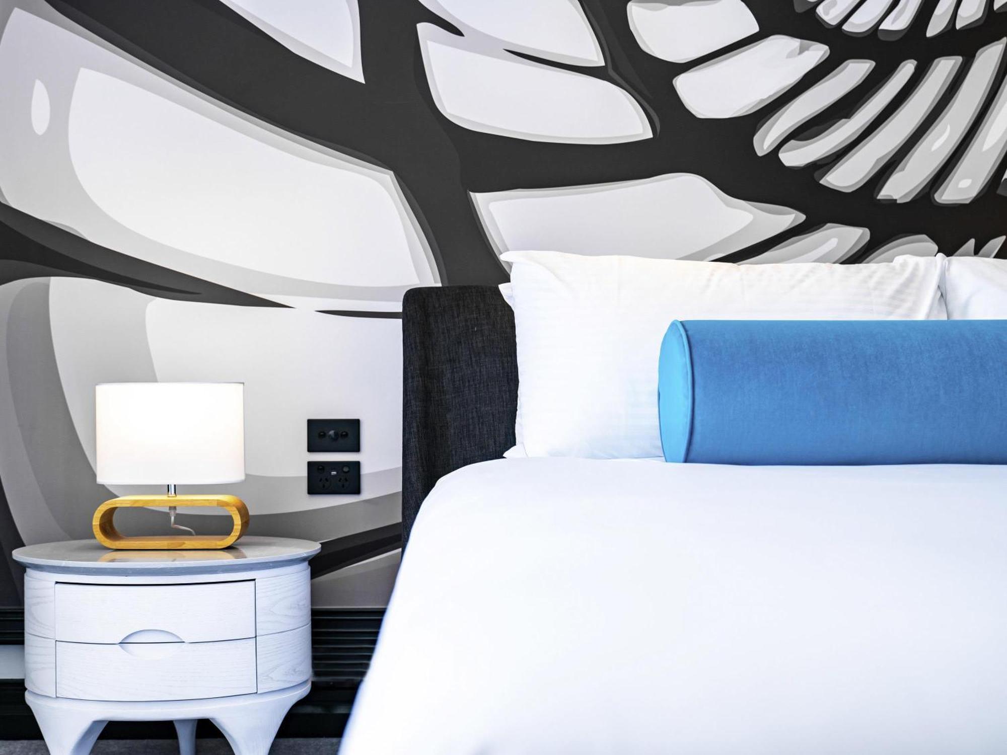 Renoviertes Deluxe Zimmer mit Kingsize-Bett und Hafenblick
