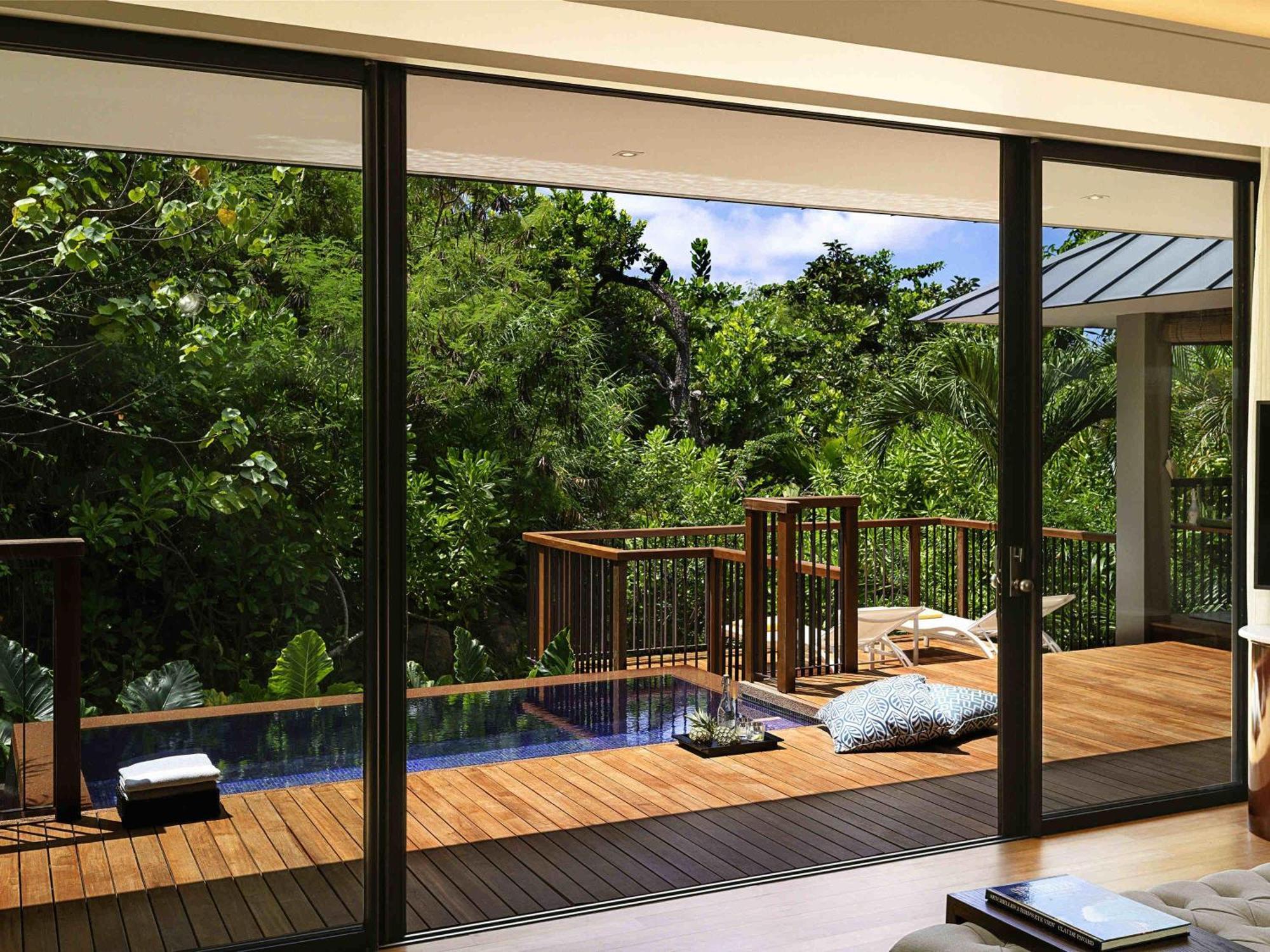 Doppelvilla mit Pool und Gartenblick – Hanglage