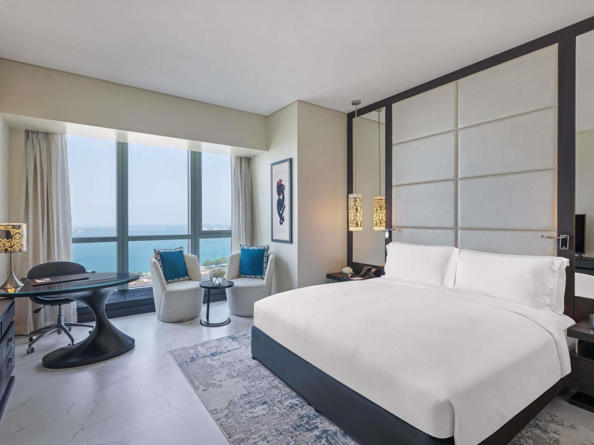 Luxuriöses Zimmer mit Kingsize-Bett und Meerblick