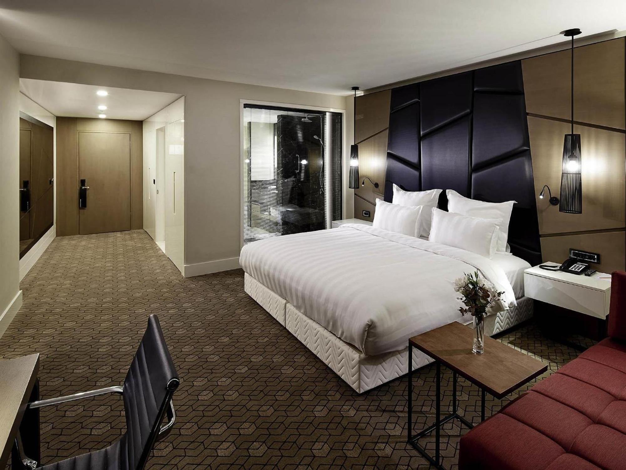Executive Zimmer mit Kingsize-Bett und Zugang zur Lounge