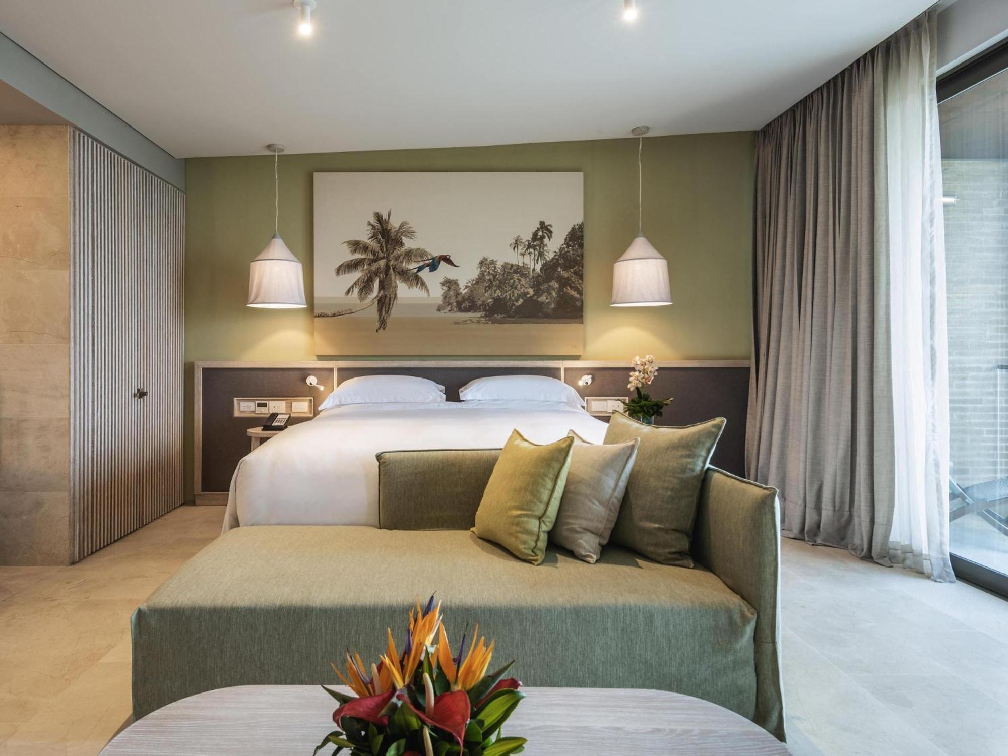 Junior Suite mit Kingsize-Bett am Strand