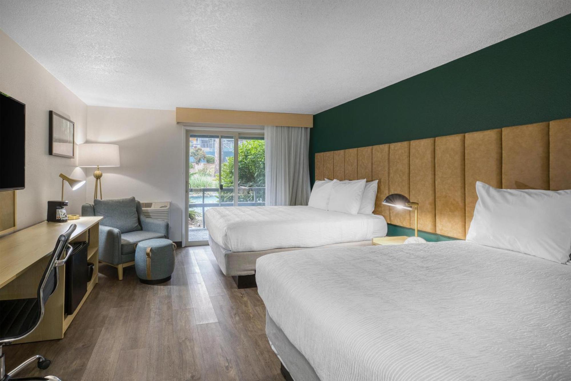 Queen Room Two Queen Beds Balcony Courtyard View or Non-Smoking