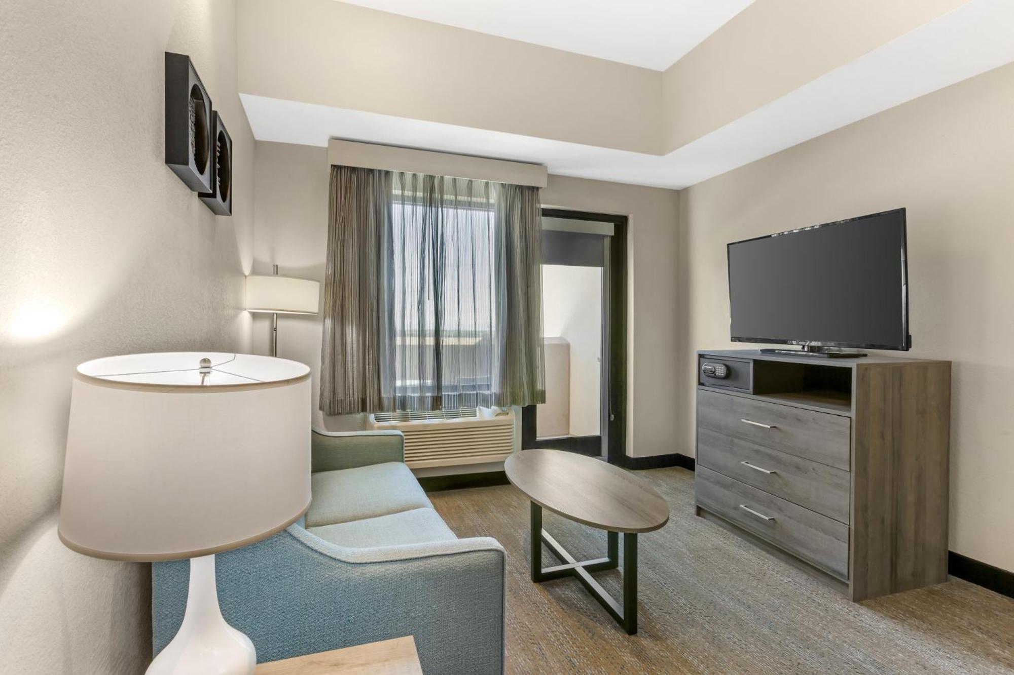 One-Bedroom King Suite Sofa Bed Kitchenette Non-Smoking