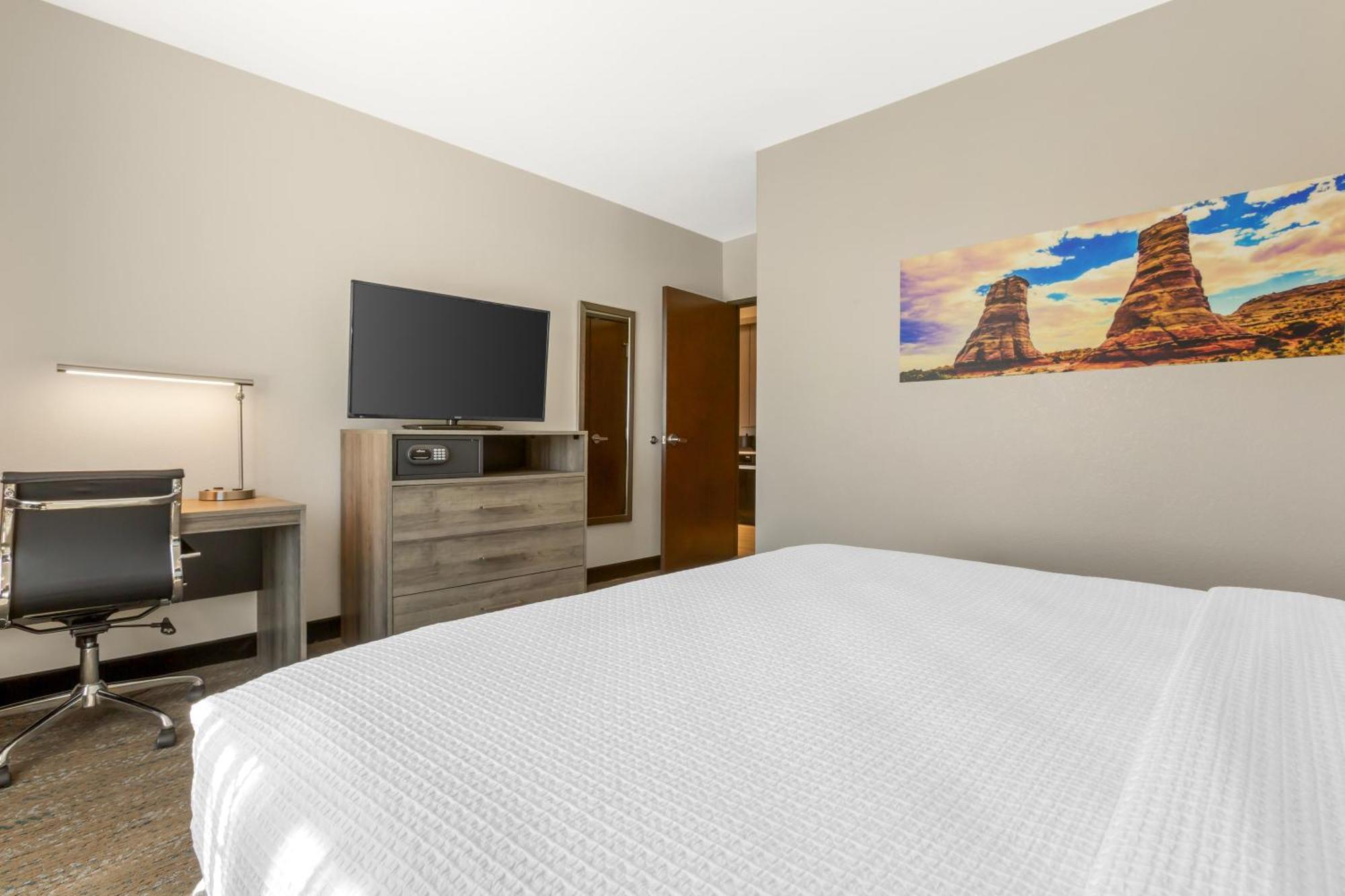 One-Bedroom King Suite Roll Shower Sofa Bed Kitchenette Disability or Non-Smoking