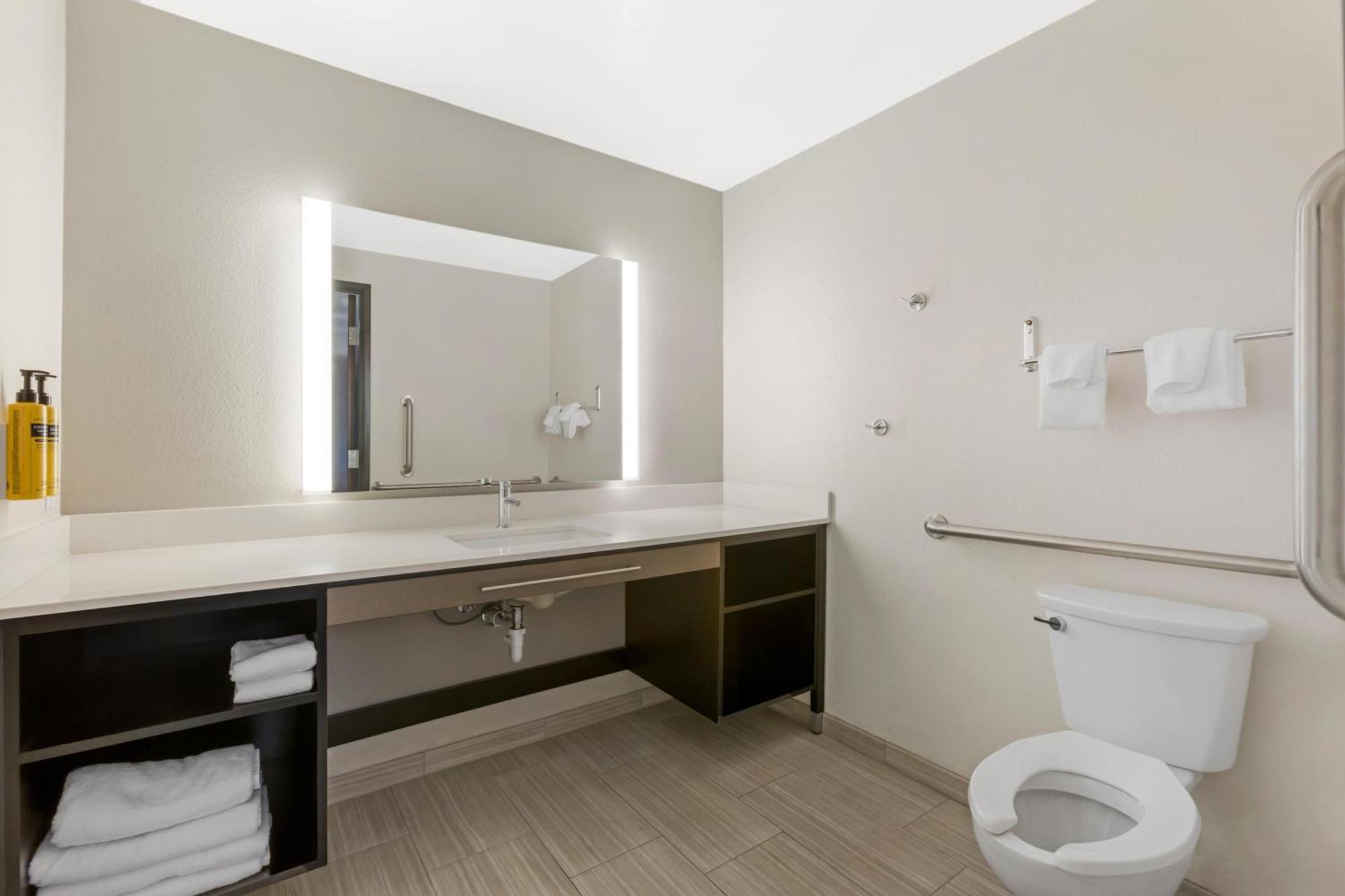 One-Bedroom King Suite Roll Shower Sofa Bed Kitchenette Disability or Non-Smoking
