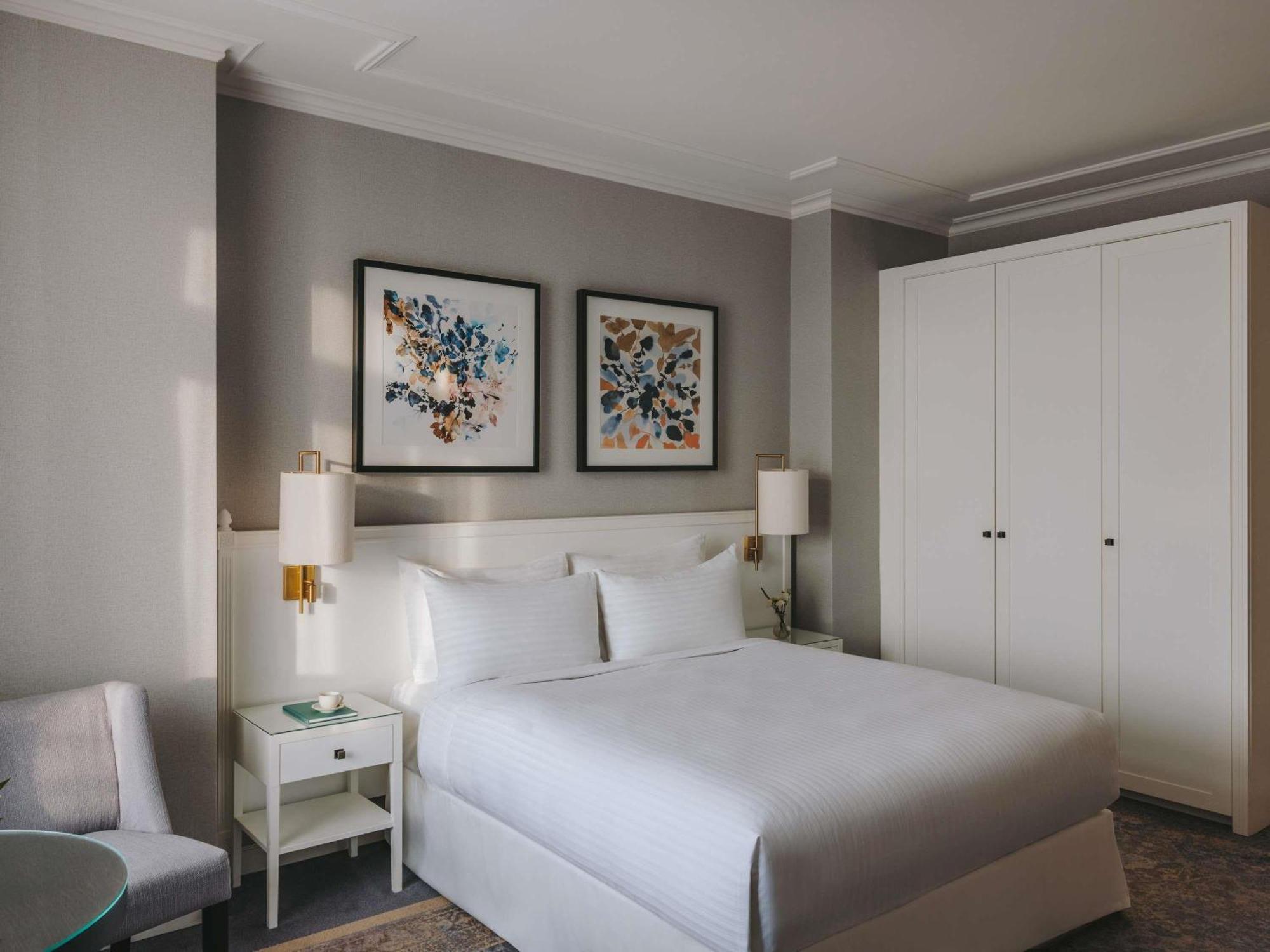 Fairmont mit 1 Queensize-Bett und Stadtblick