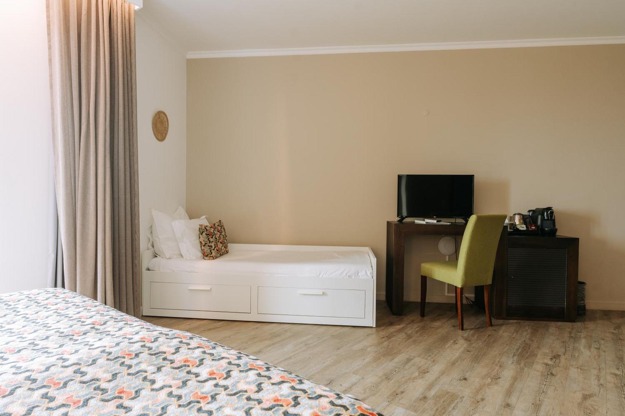 Zweibettzimmer mit Meerblick und 2 Zustellbetten