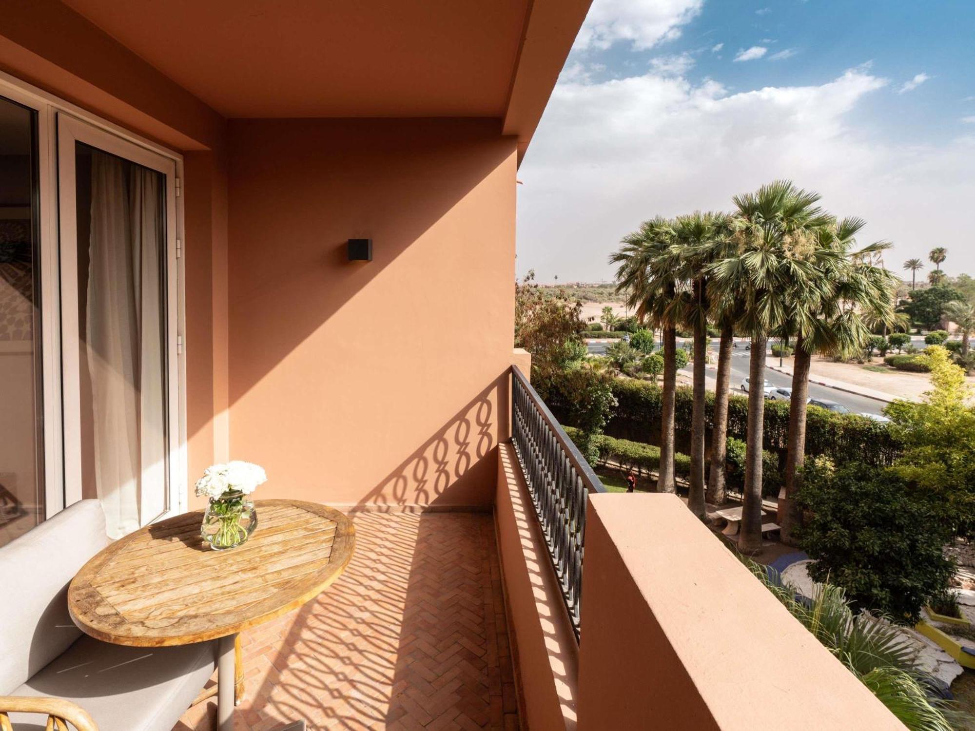 Modernes Classic Zimmer mit Balkon