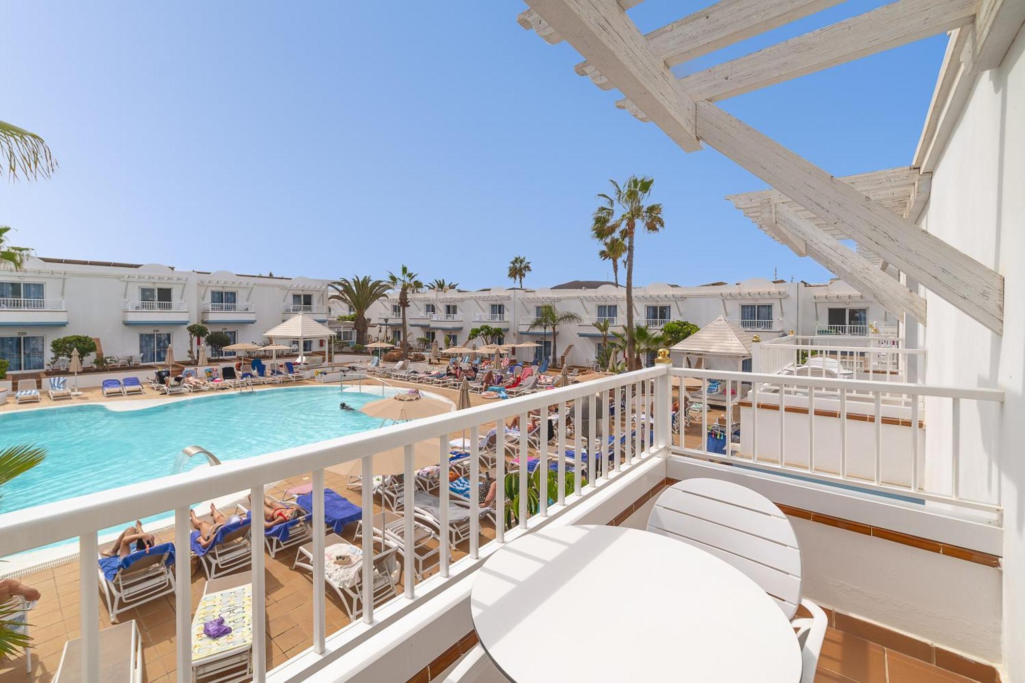 Apartment mit Poolblick (2 Erwachsene + 1 Kind)