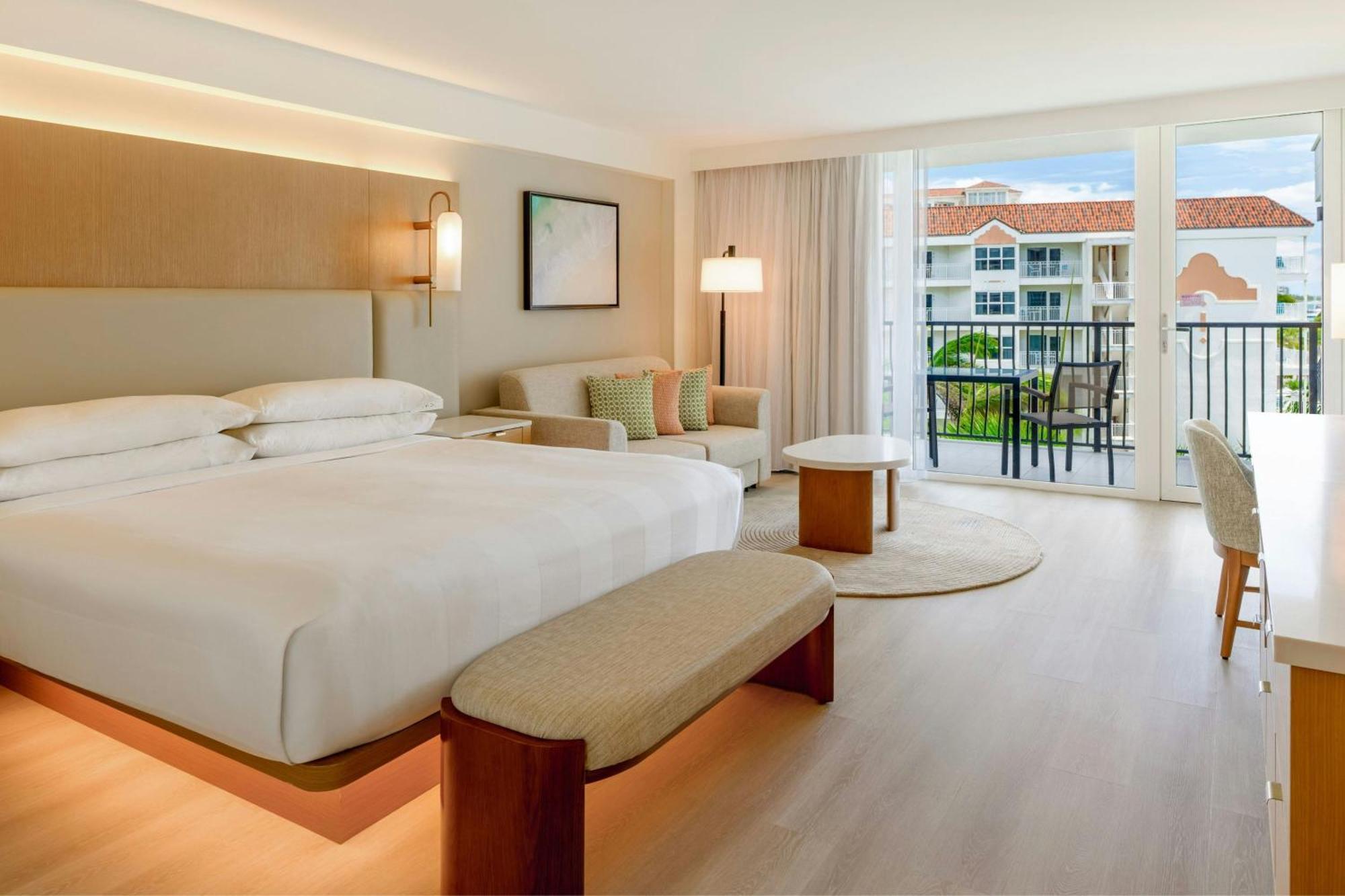Zimmer mit Kingsize-Bett und eingeschränkter Aussicht